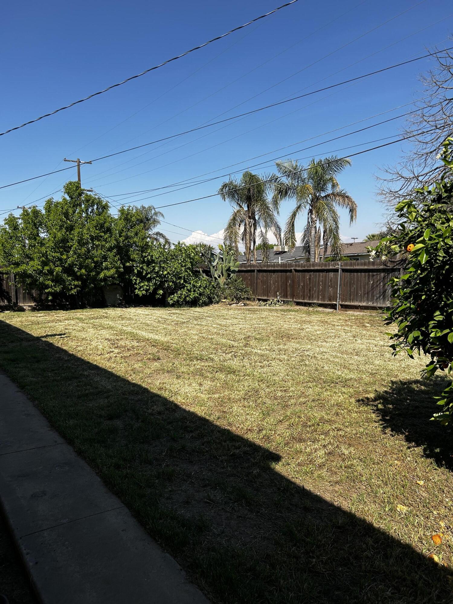 636 N Newton Dr, Dinuba, CA 93618