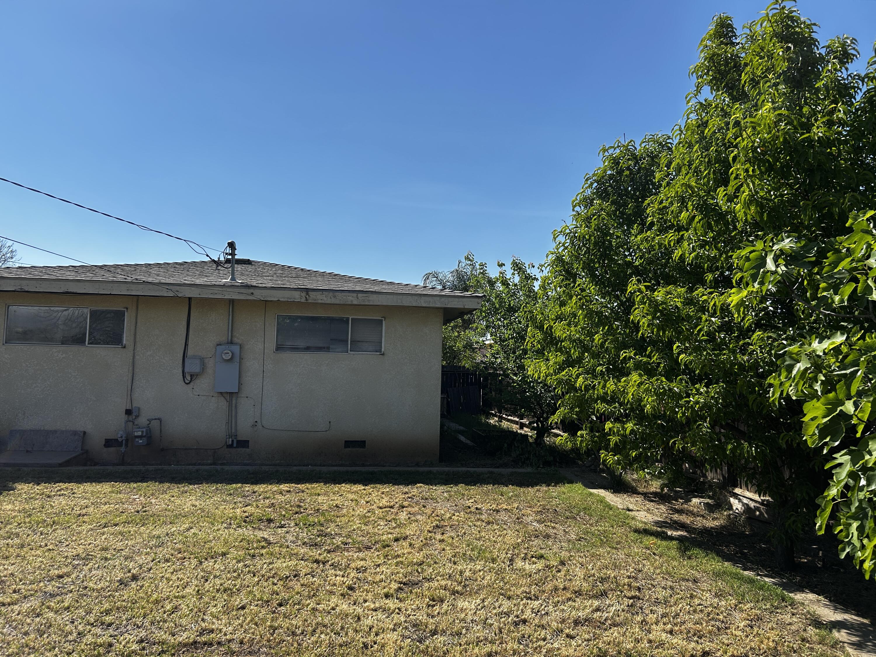 636 N Newton Dr, Dinuba, CA 93618