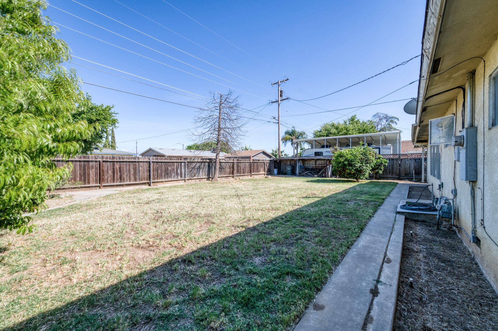 636 N Newton Dr, Dinuba, CA 93618