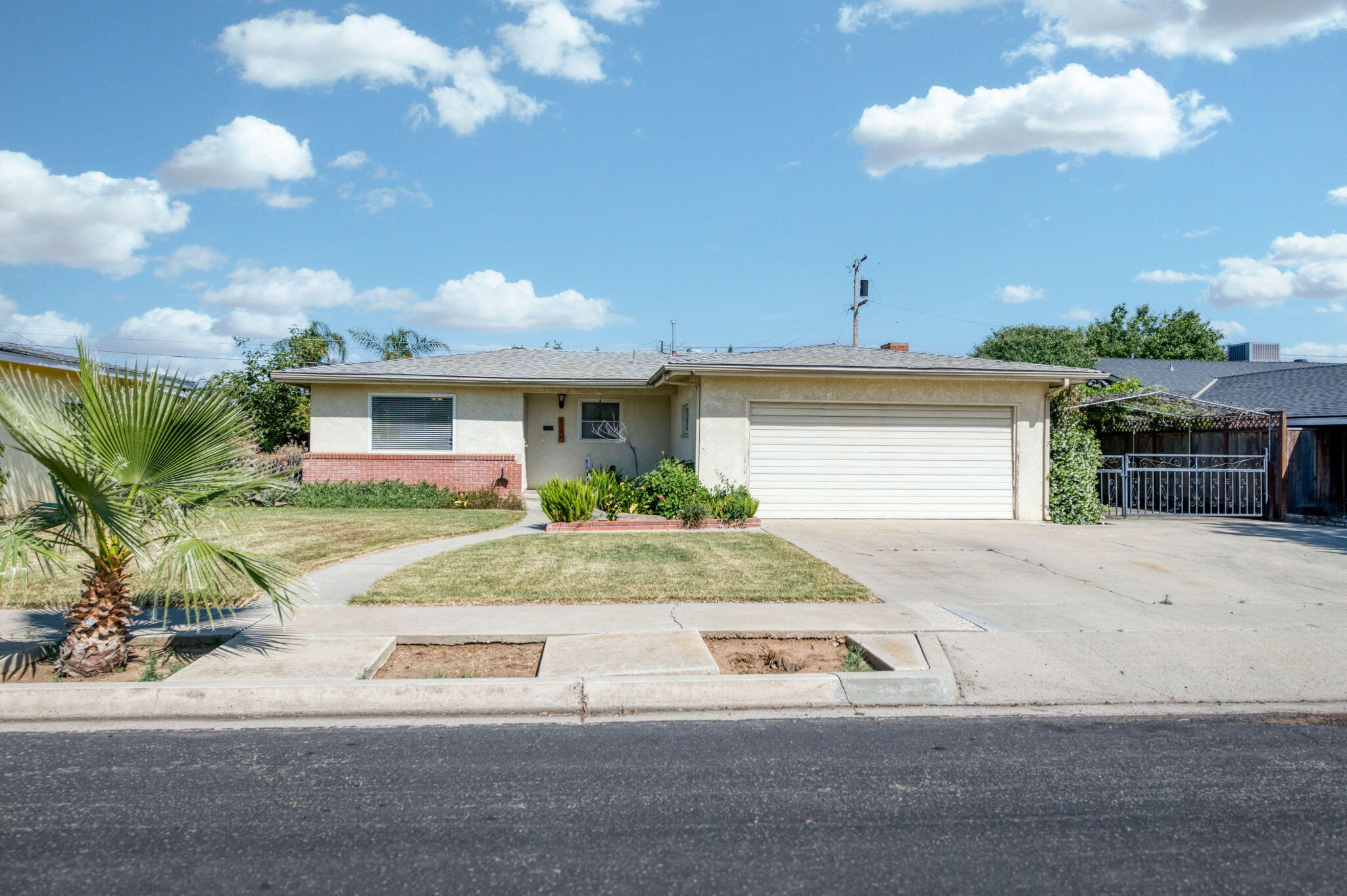 636 N Newton Dr, Dinuba, CA 93618