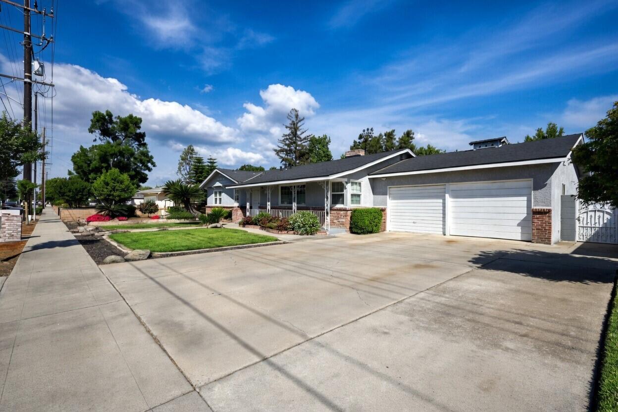 494 E Merritt Ave, Tulare, CA 93274
