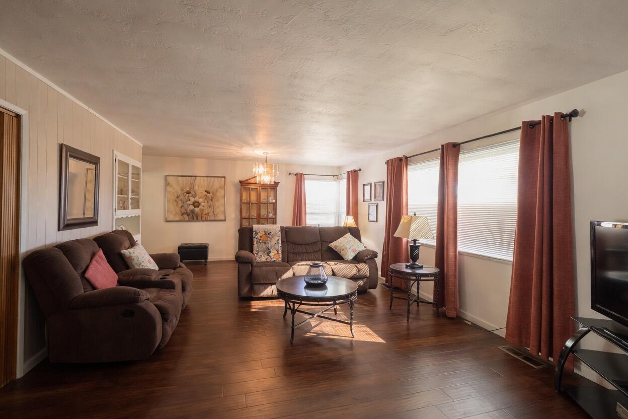 494 E Merritt Ave, Tulare, CA 93274