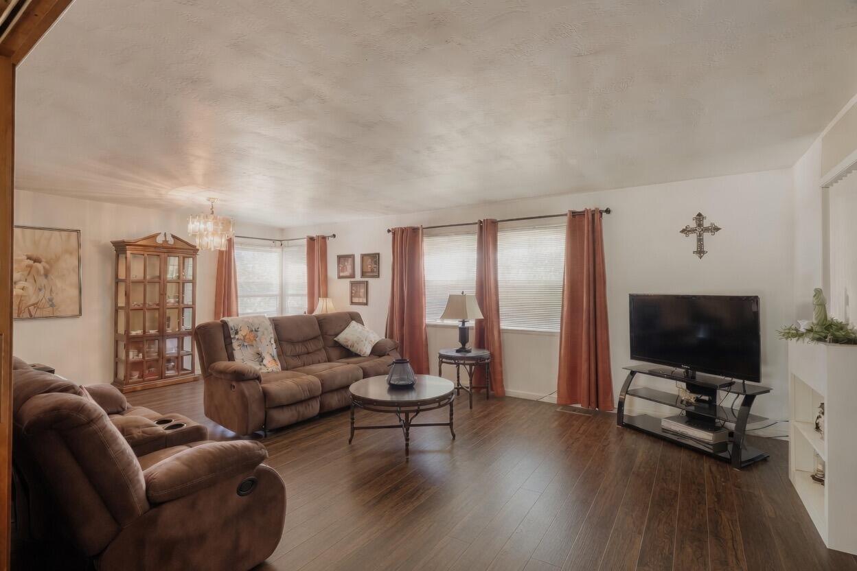 494 E Merritt Ave, Tulare, CA 93274