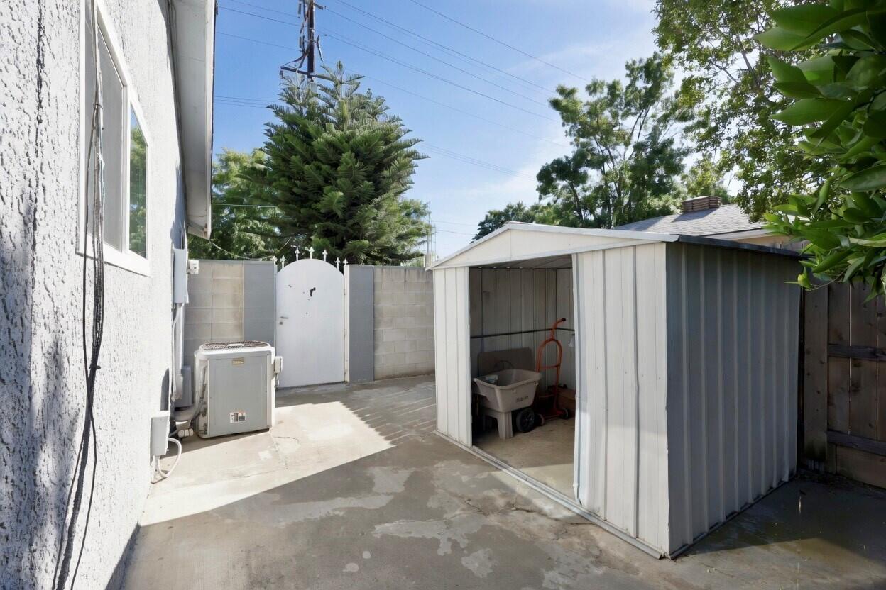 494 E Merritt Ave, Tulare, CA 93274