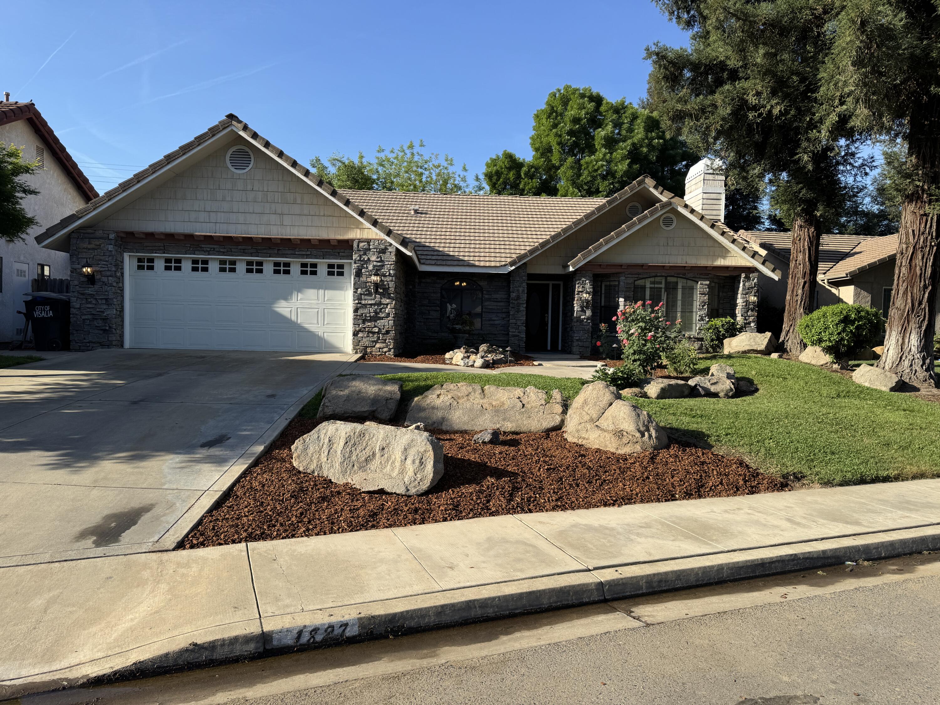 1827 E Evergreen Ct, Visalia, CA 93292