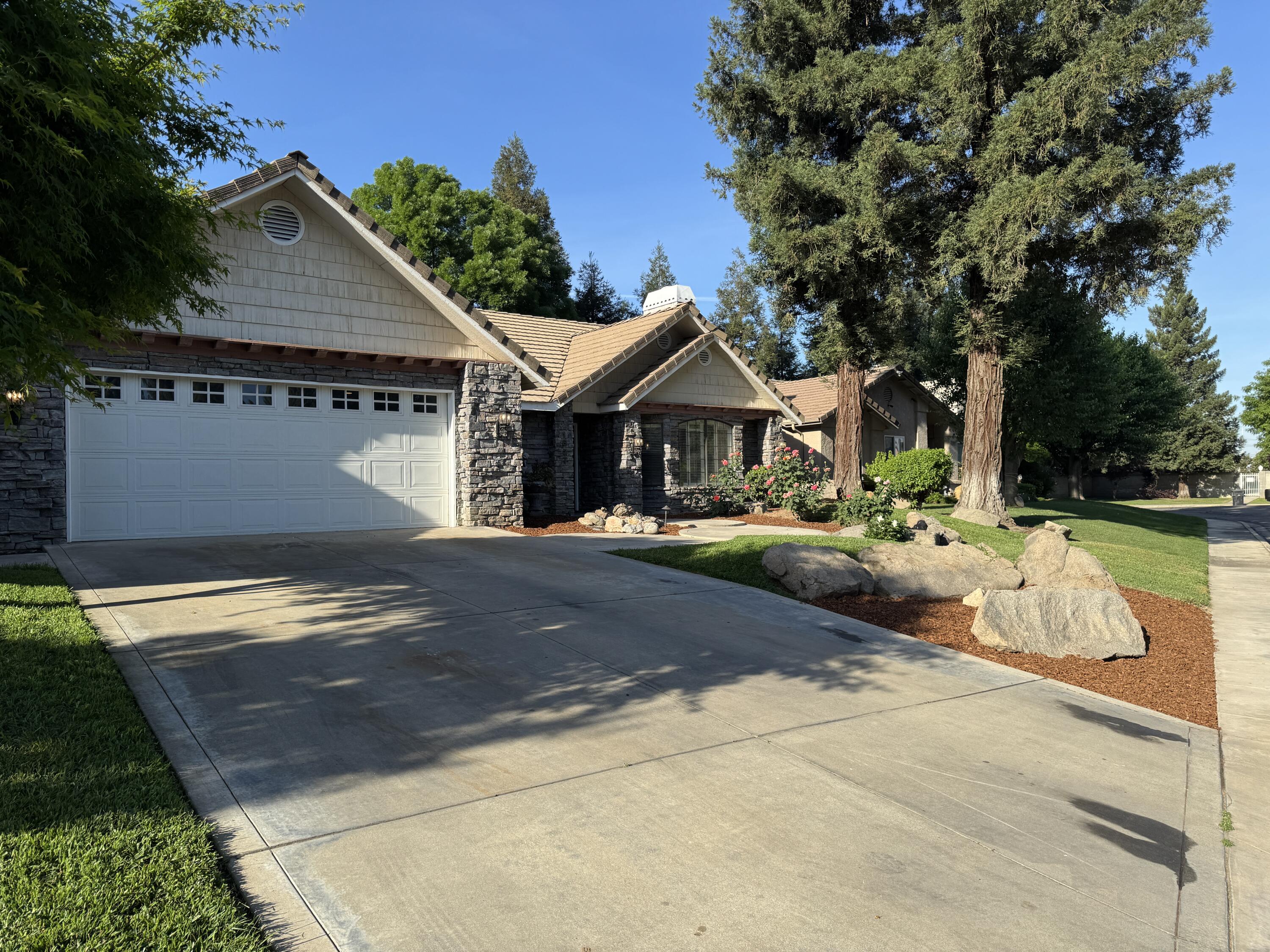 1827 E Evergreen Ct, Visalia, CA 93292