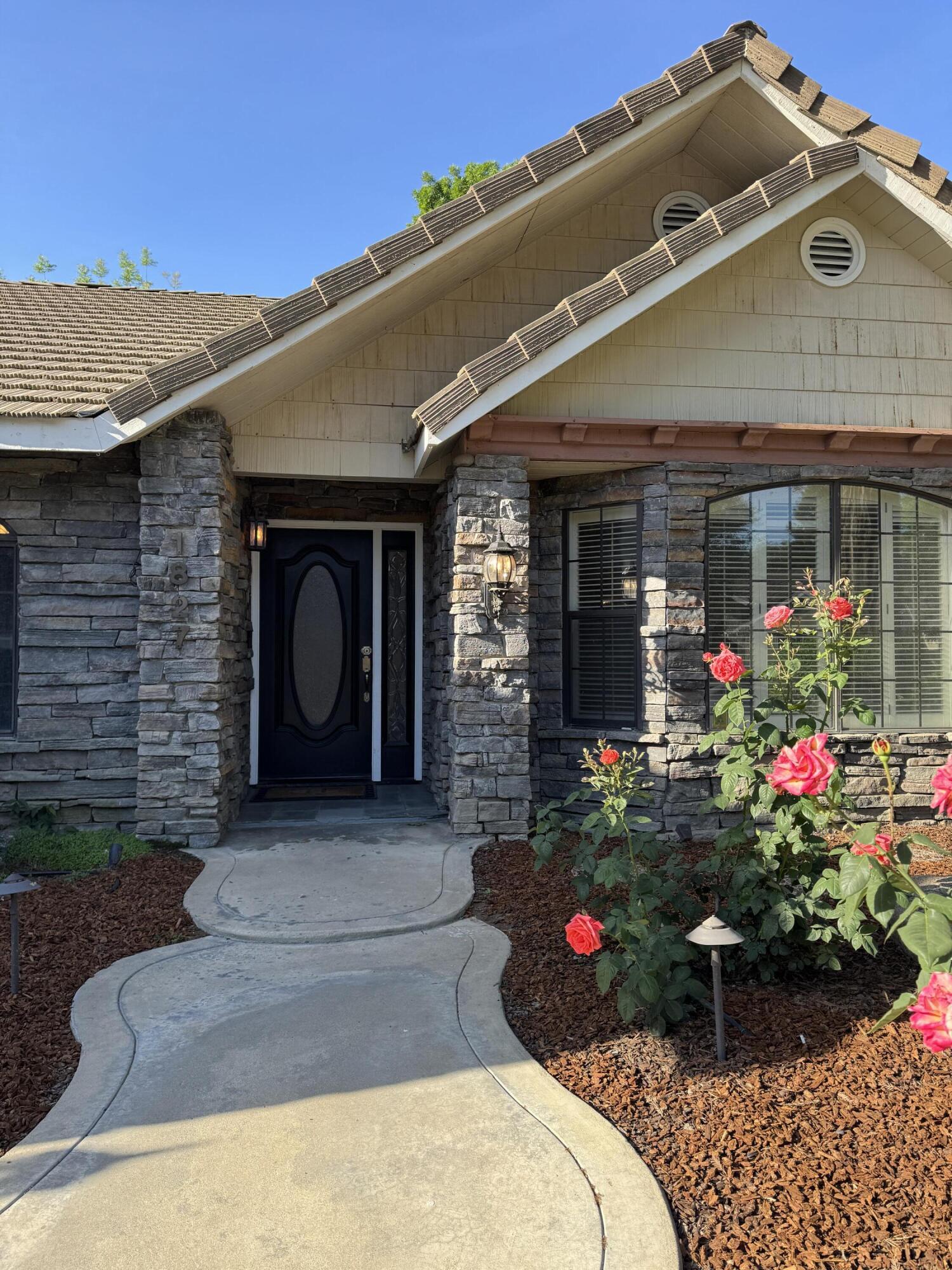 1827 E Evergreen Ct, Visalia, CA 93292