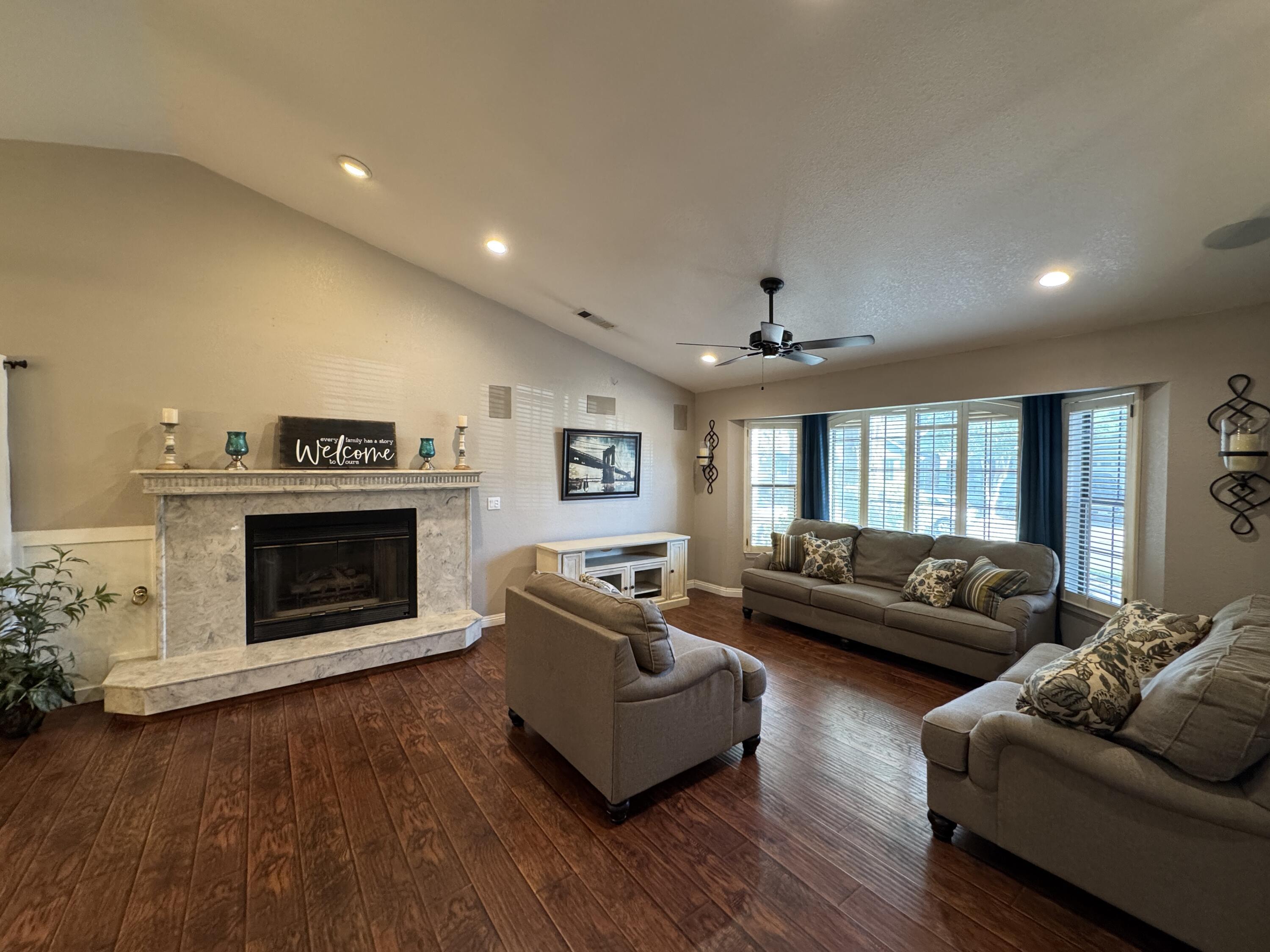 1827 E Evergreen Ct, Visalia, CA 93292