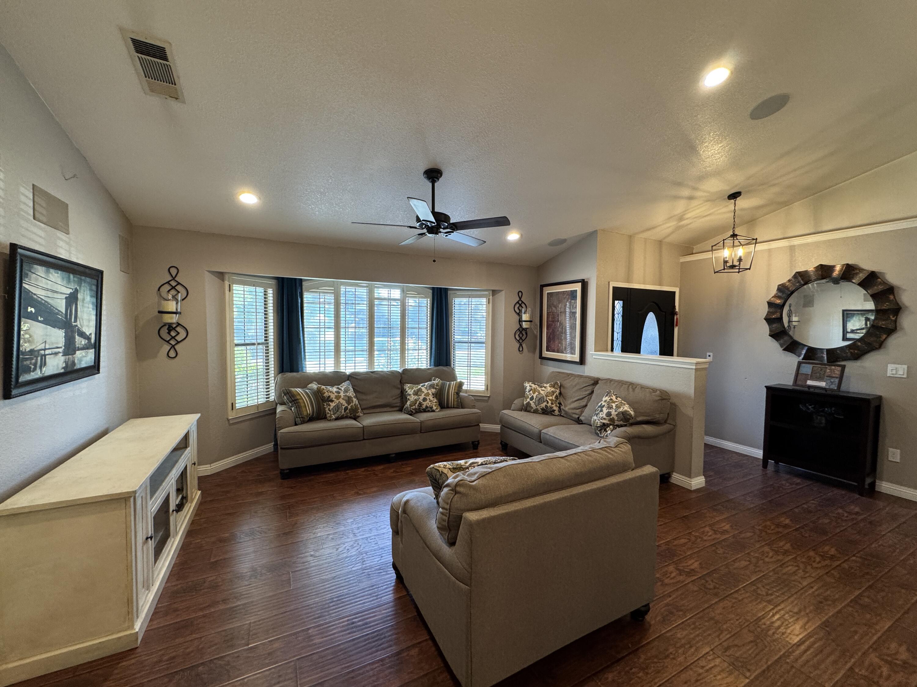 1827 E Evergreen Ct, Visalia, CA 93292