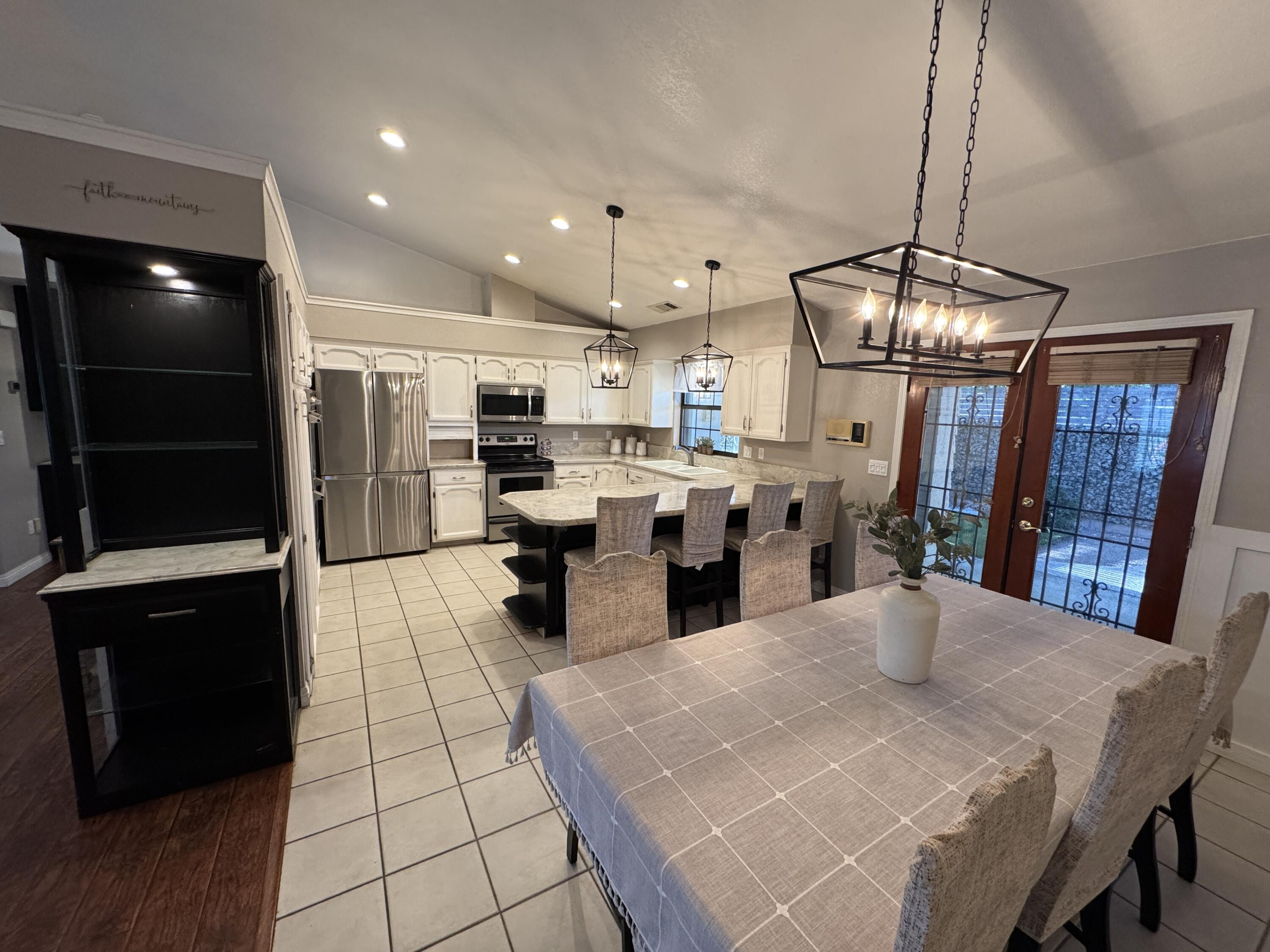 1827 E Evergreen Ct, Visalia, CA 93292