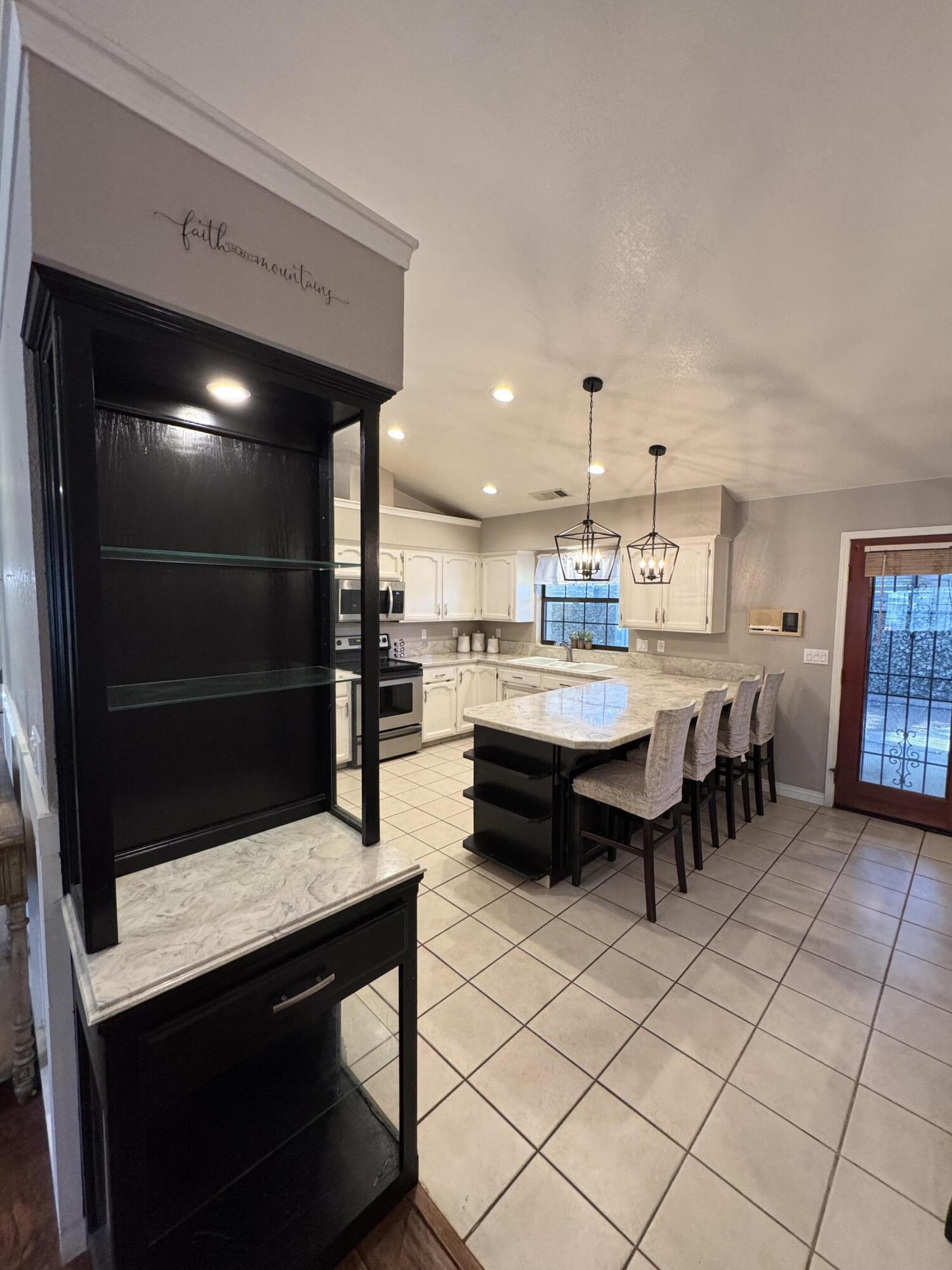 1827 E Evergreen Ct, Visalia, CA 93292