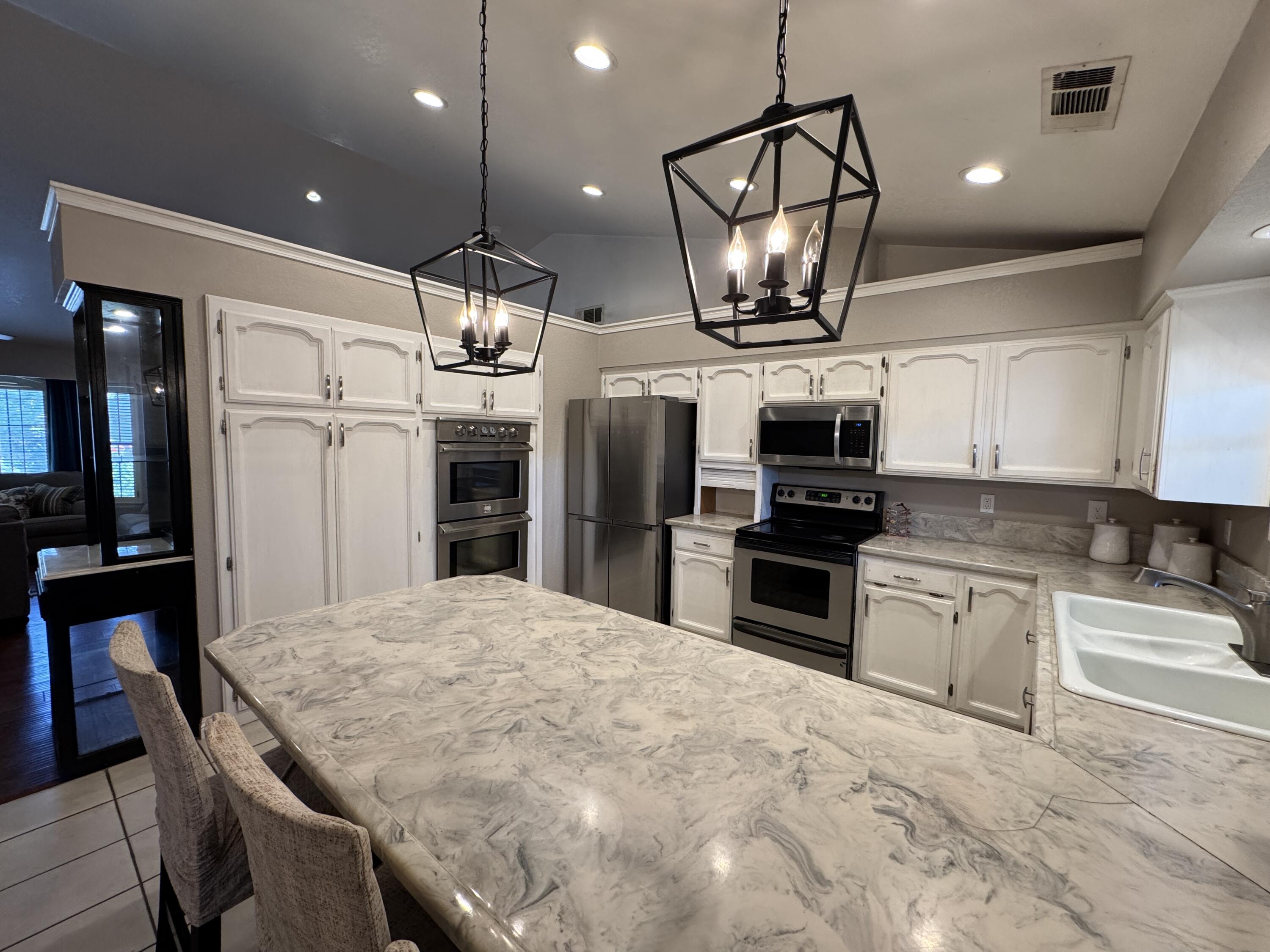 1827 E Evergreen Ct, Visalia, CA 93292