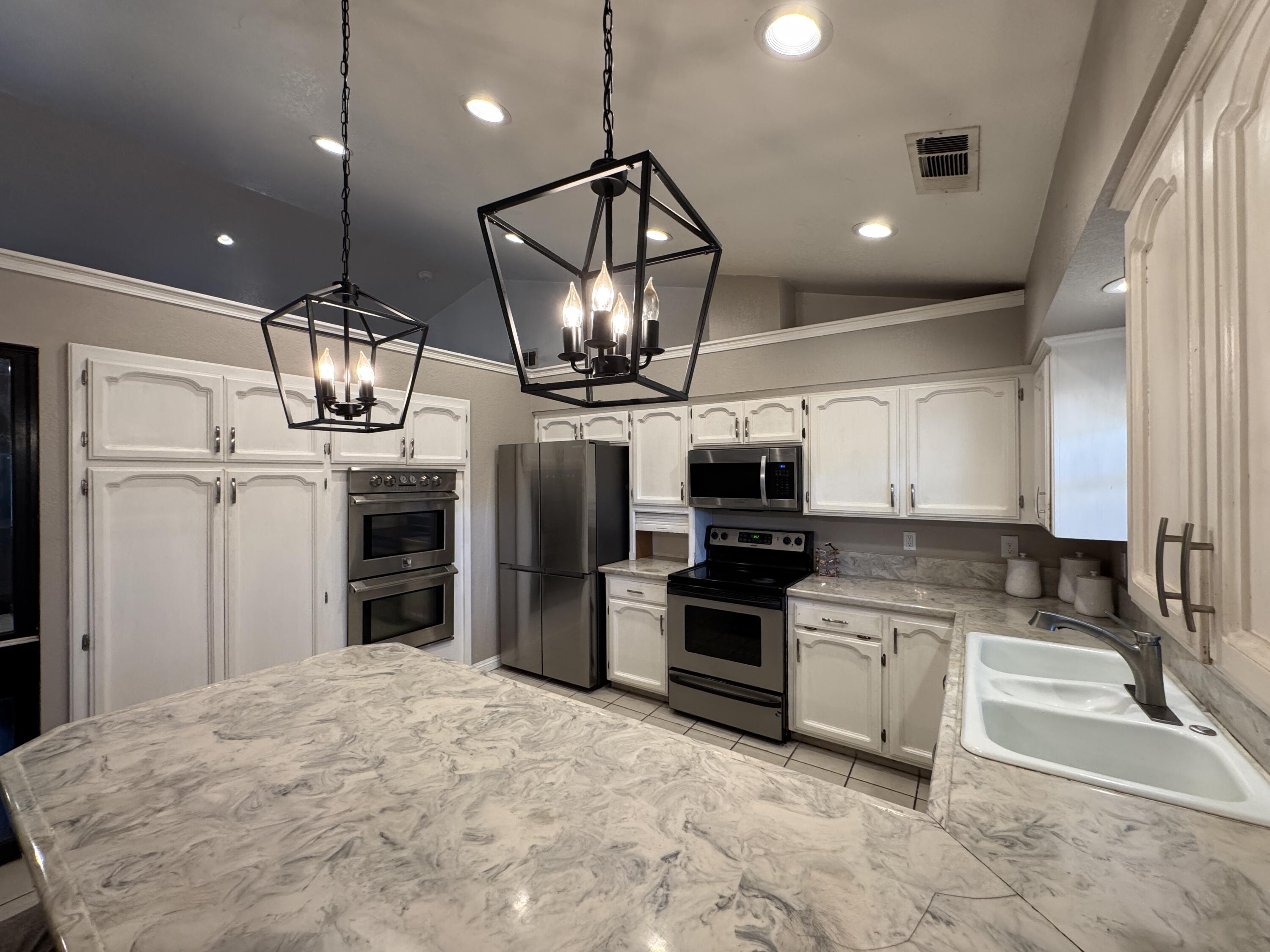 1827 E Evergreen Ct, Visalia, CA 93292