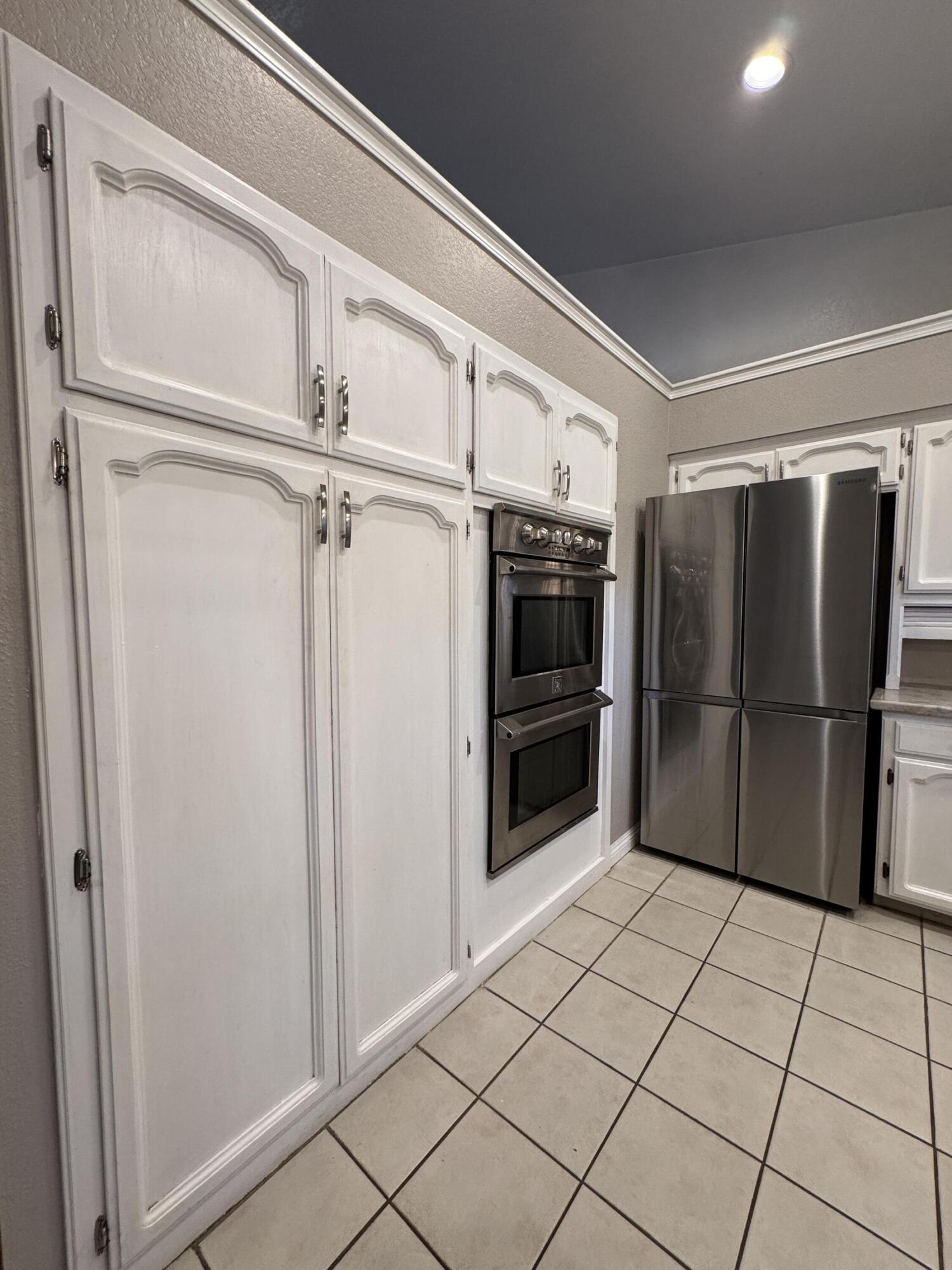 1827 E Evergreen Ct, Visalia, CA 93292