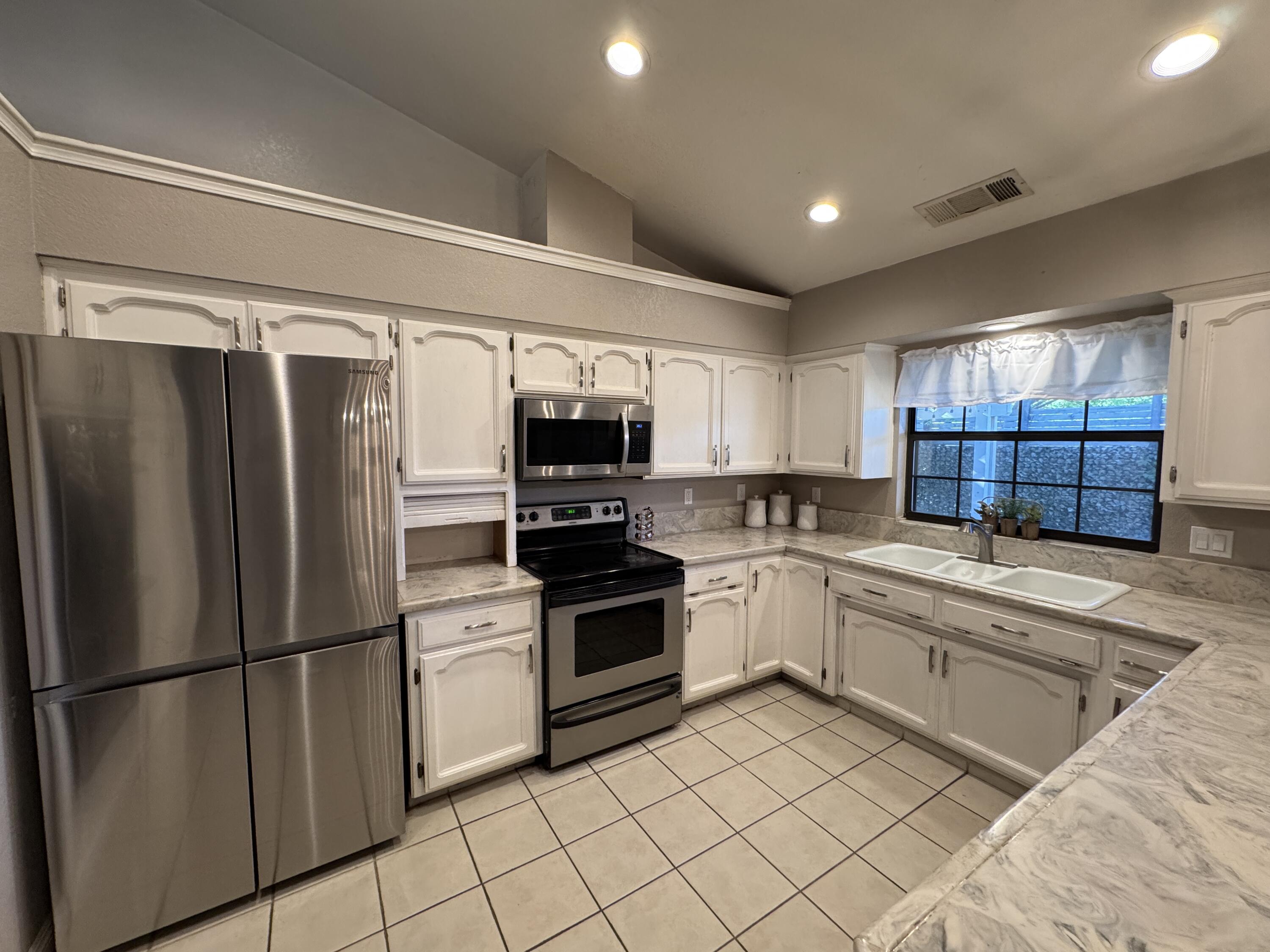 1827 E Evergreen Ct, Visalia, CA 93292