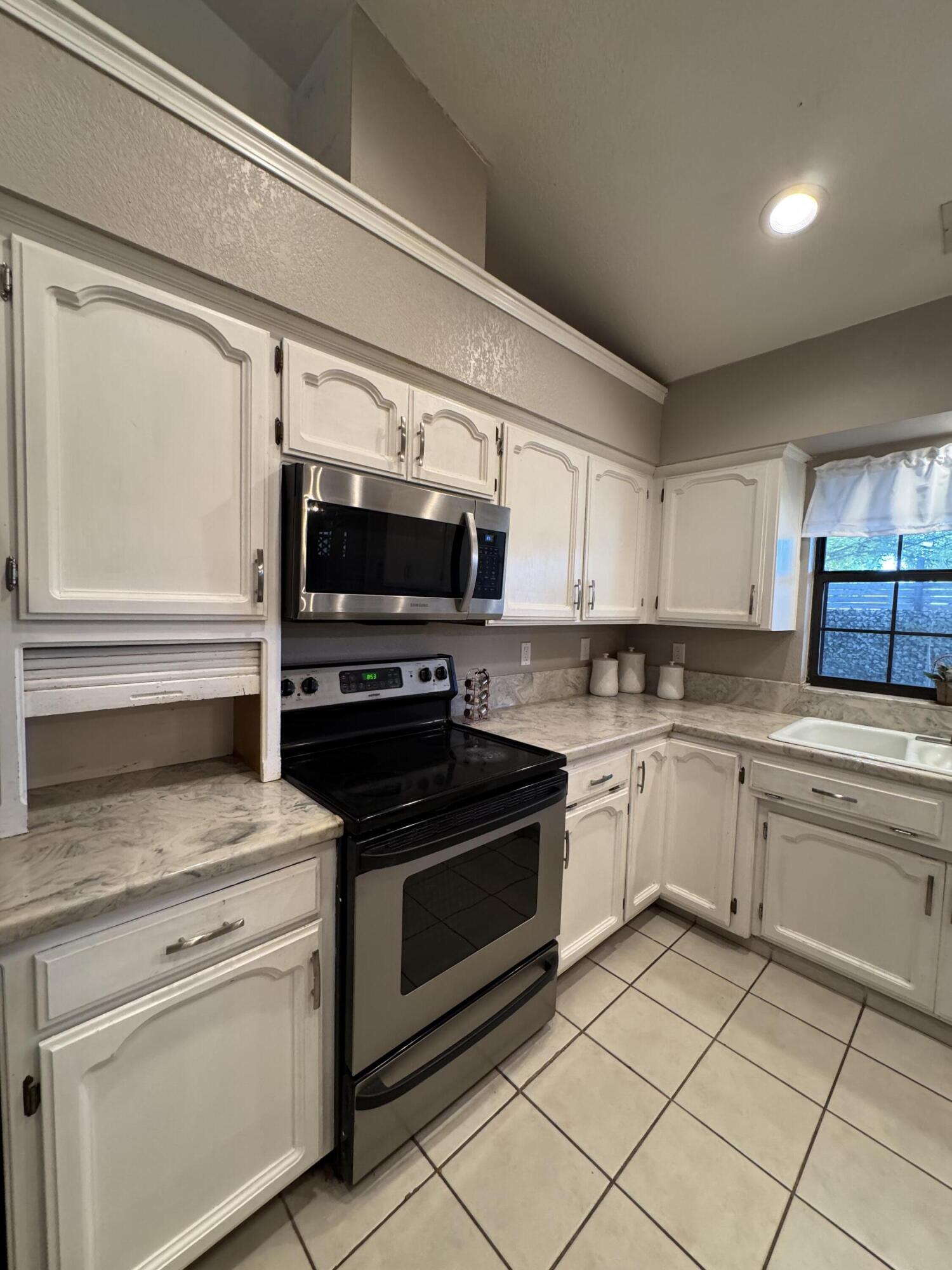 1827 E Evergreen Ct, Visalia, CA 93292