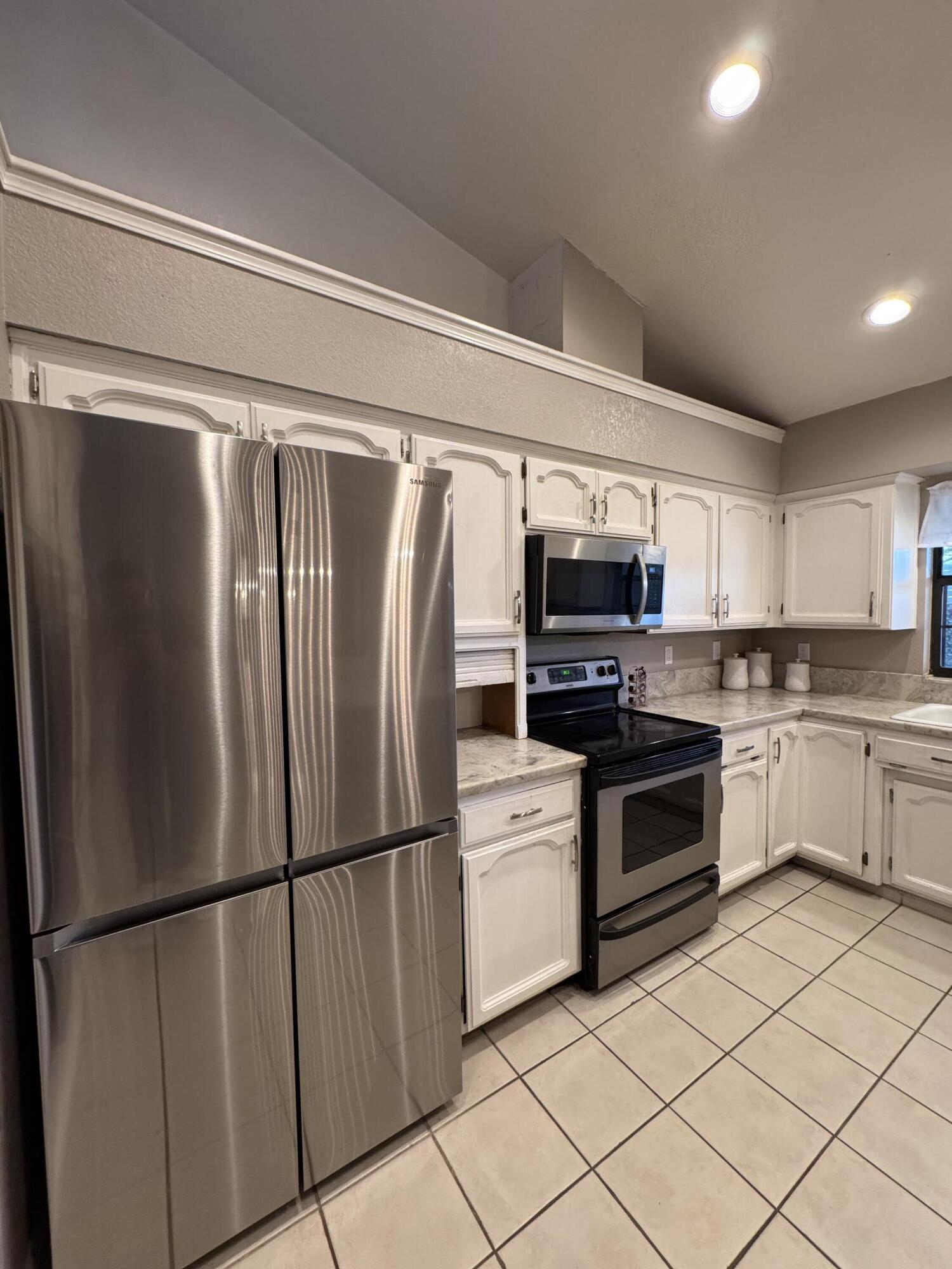 1827 E Evergreen Ct, Visalia, CA 93292