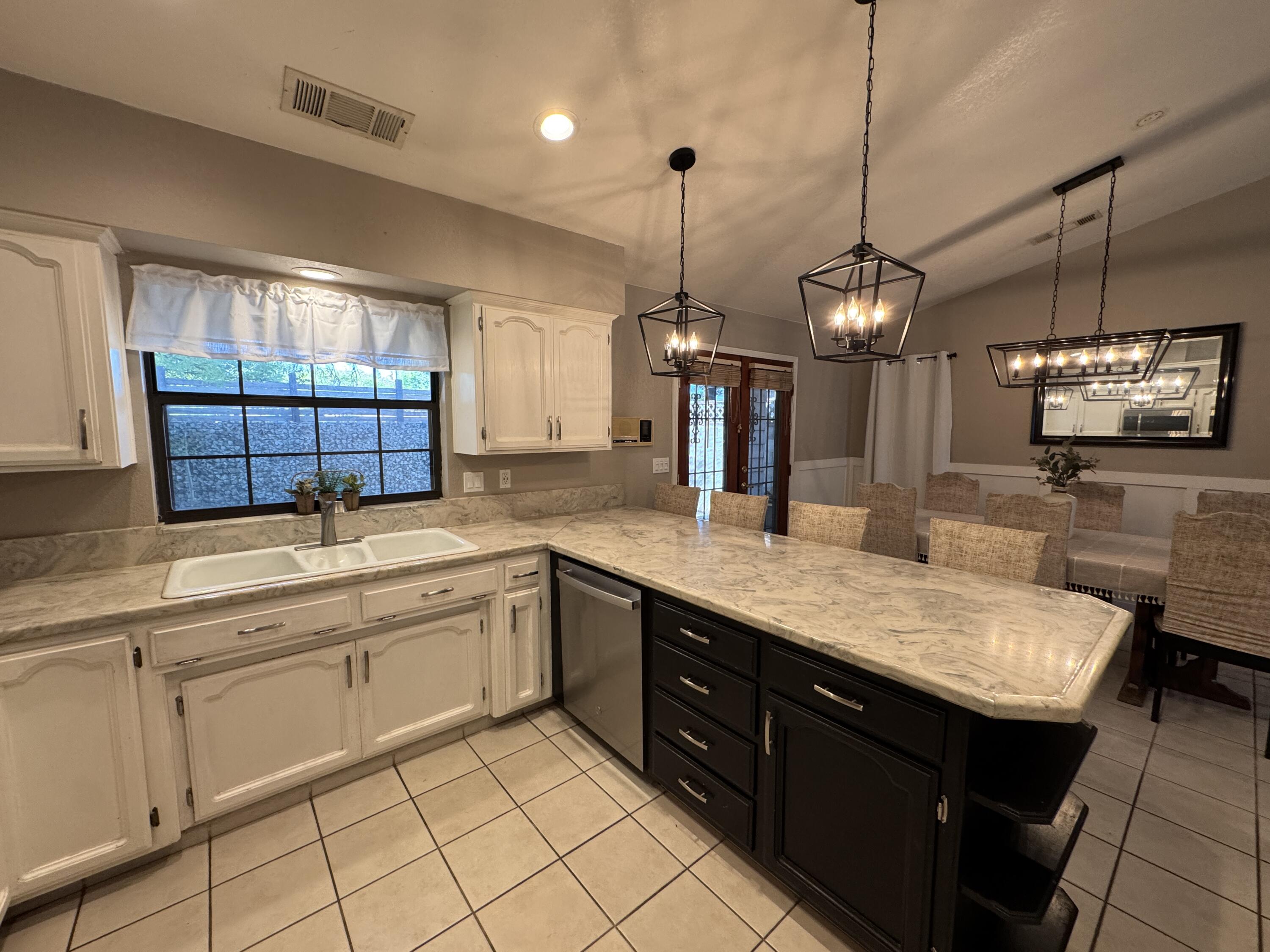 1827 E Evergreen Ct, Visalia, CA 93292