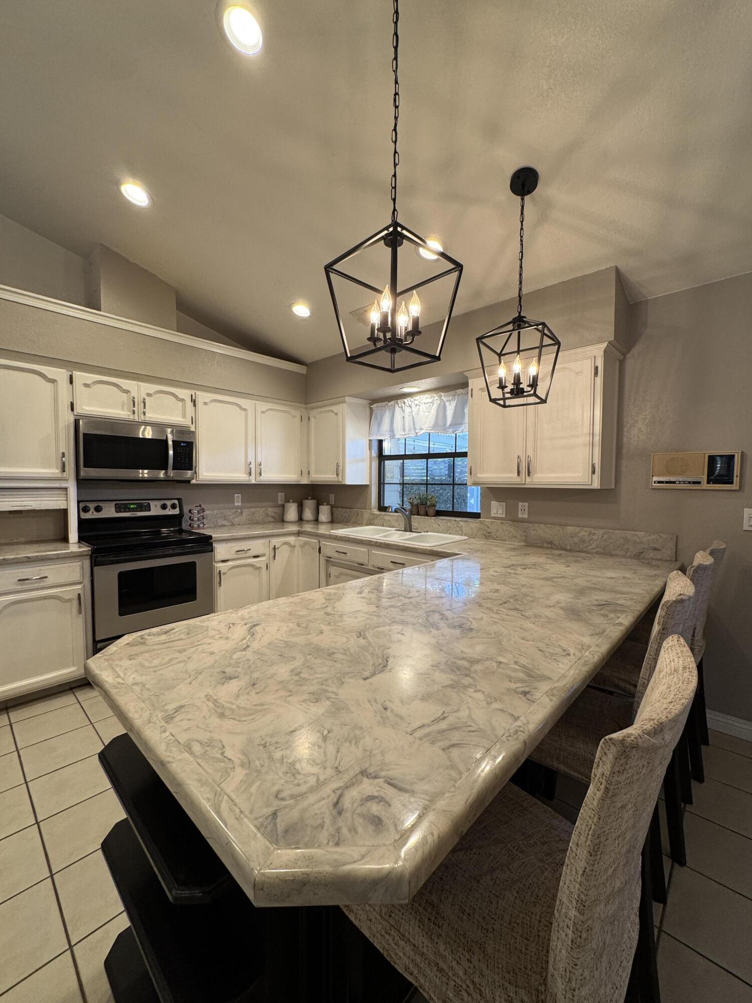 1827 E Evergreen Ct, Visalia, CA 93292