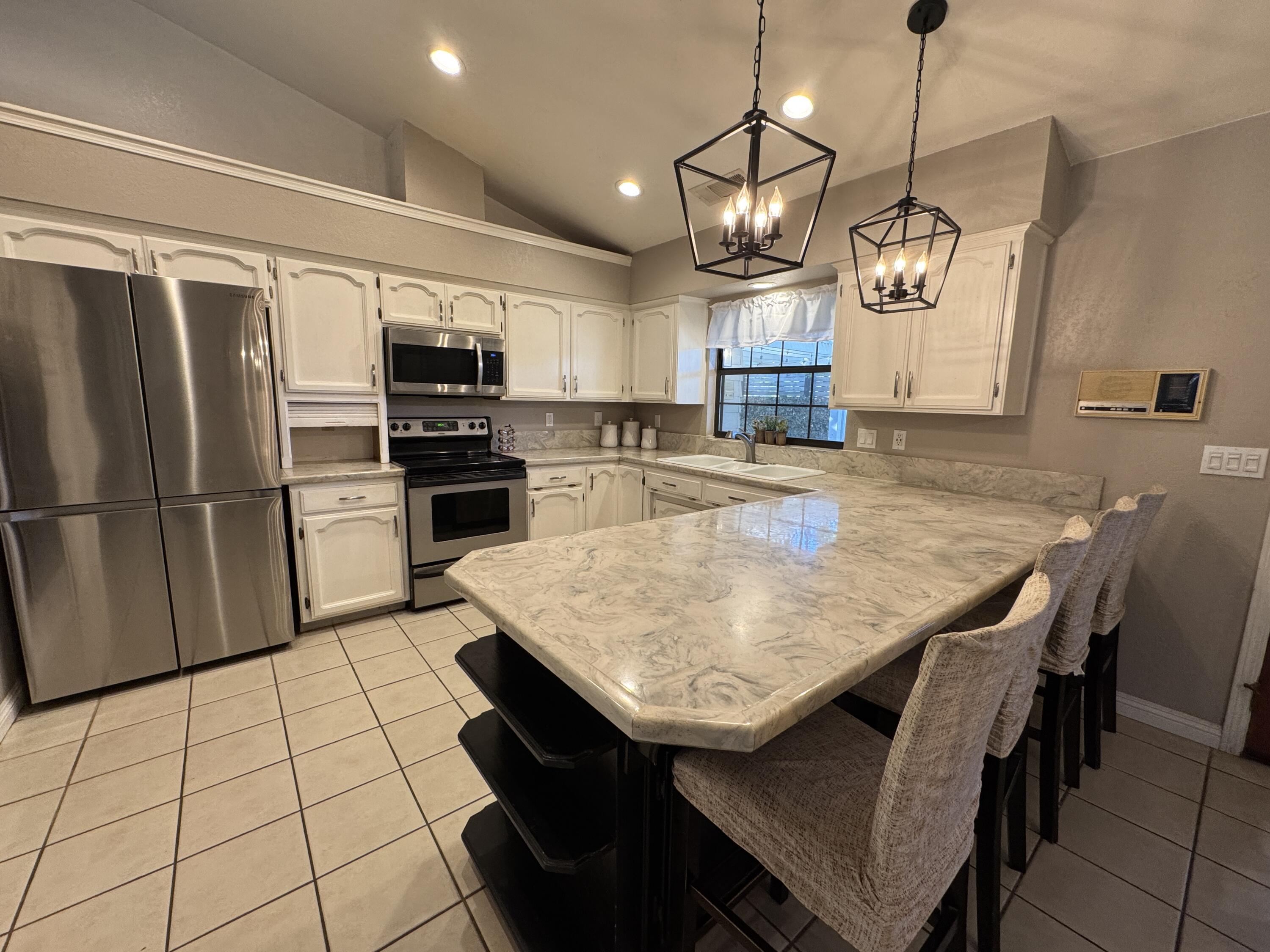 1827 E Evergreen Ct, Visalia, CA 93292