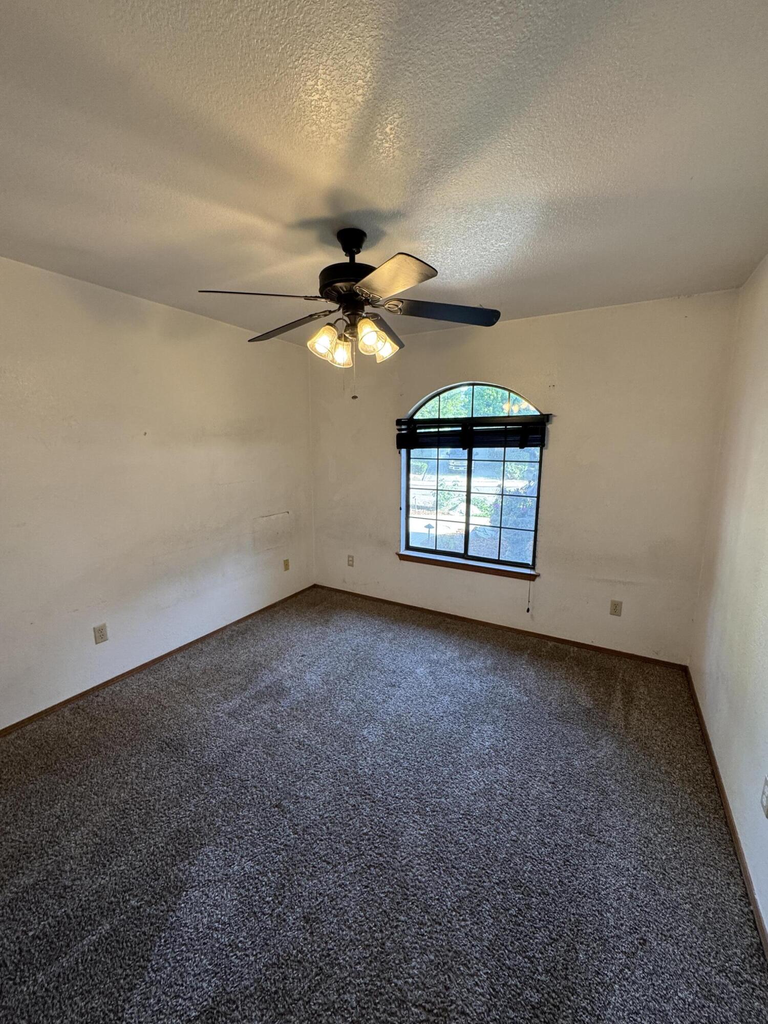 1827 E Evergreen Ct, Visalia, CA 93292