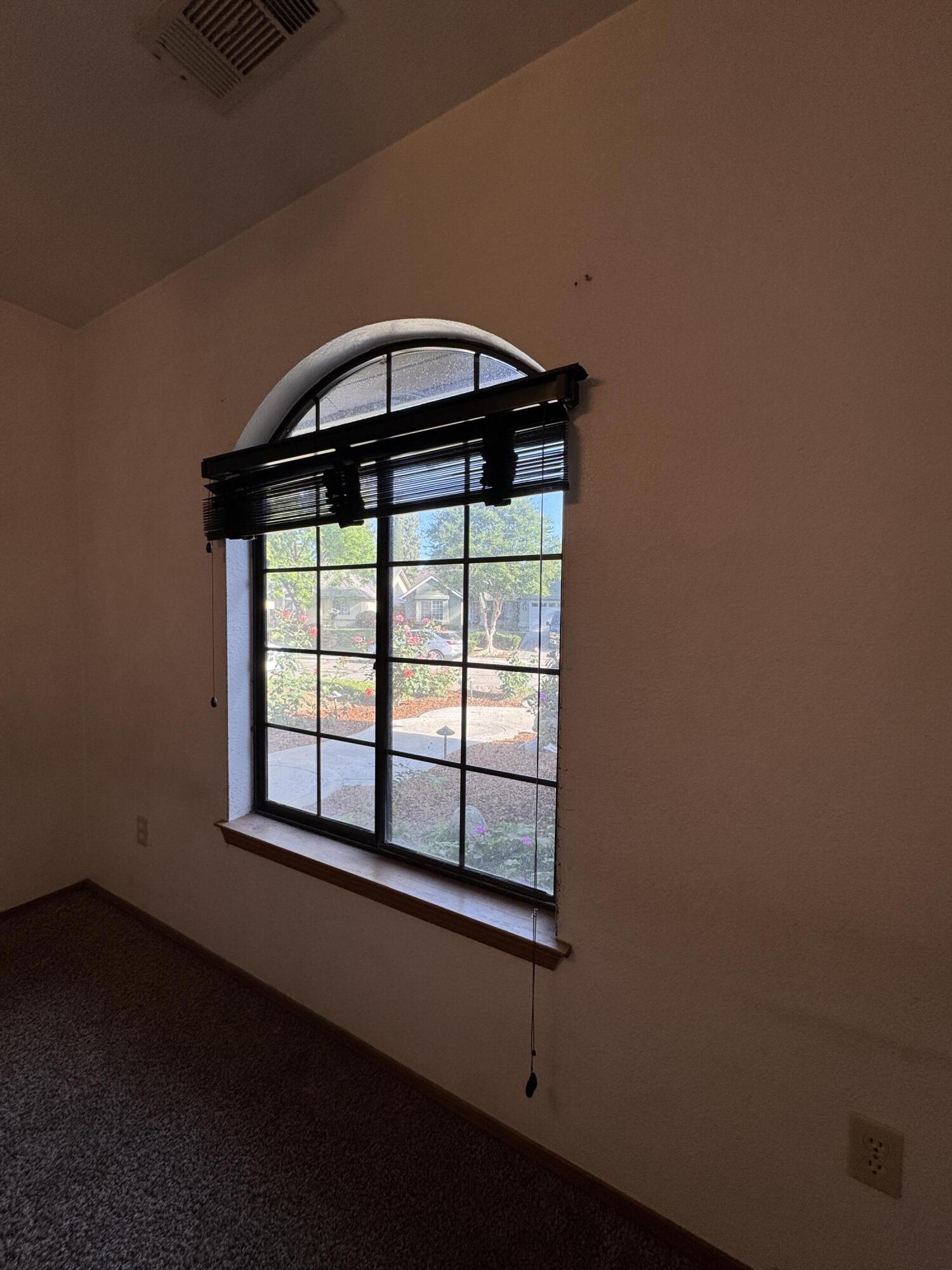 1827 E Evergreen Ct, Visalia, CA 93292