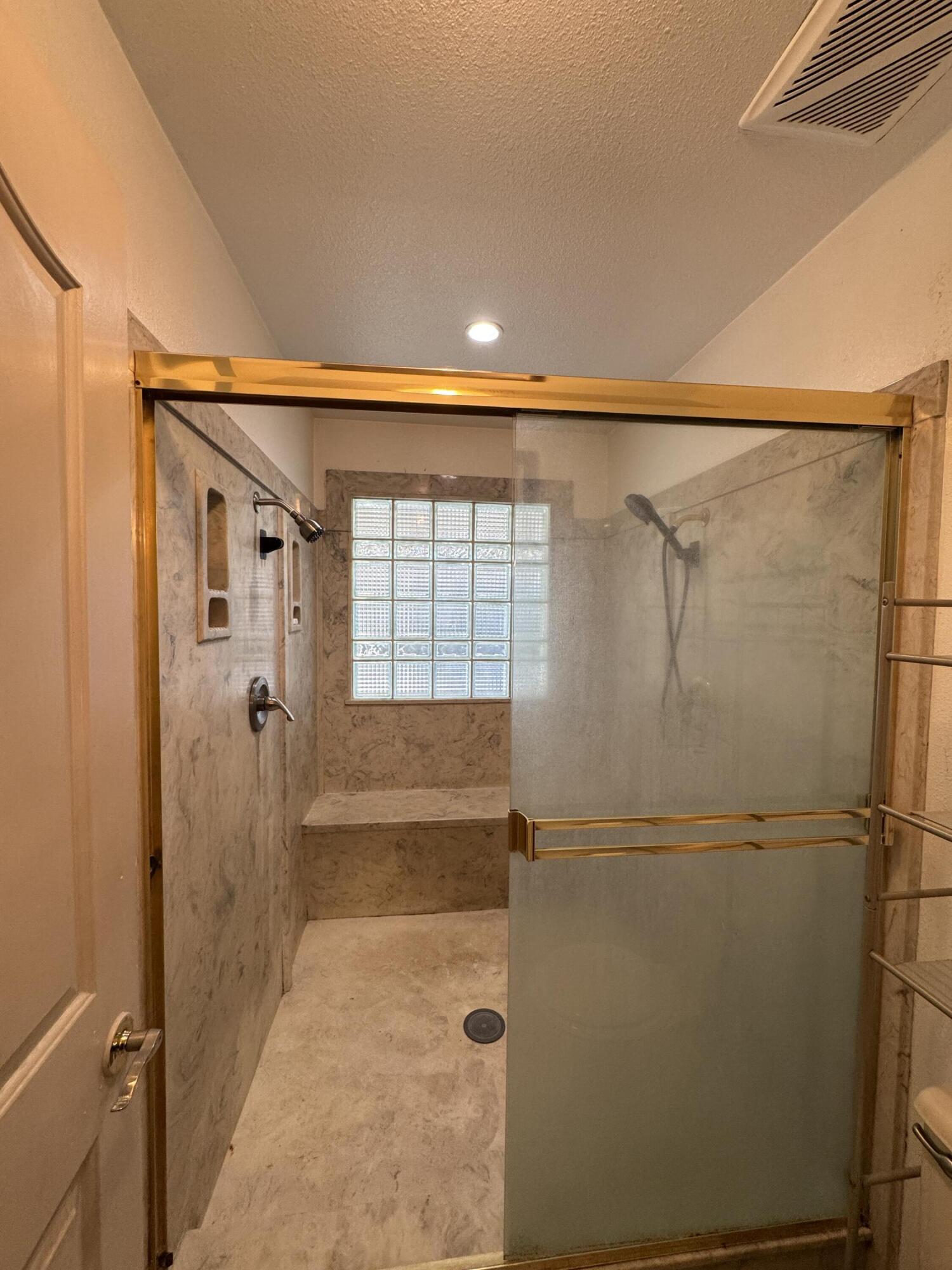 1827 E Evergreen Ct, Visalia, CA 93292