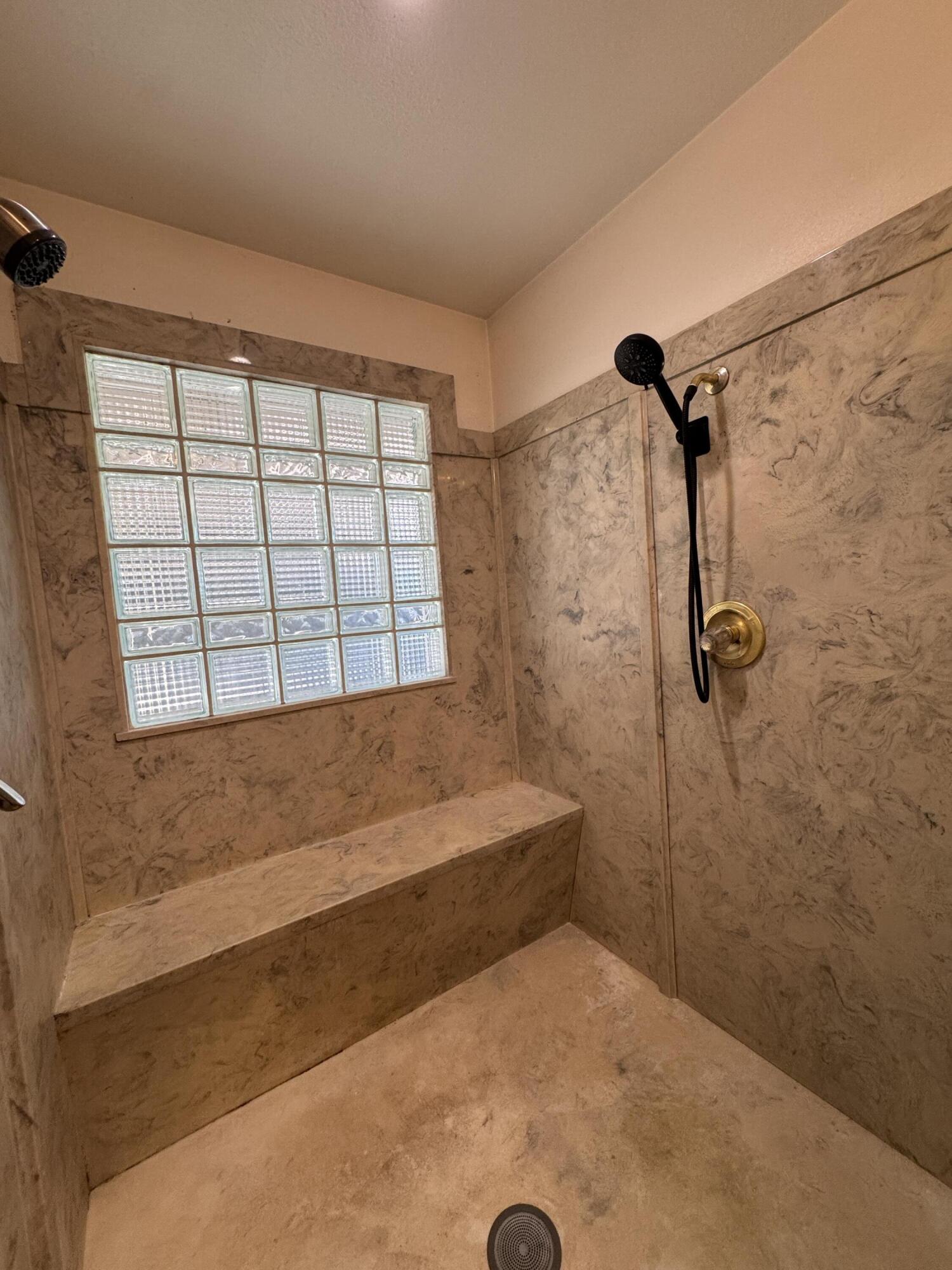 1827 E Evergreen Ct, Visalia, CA 93292