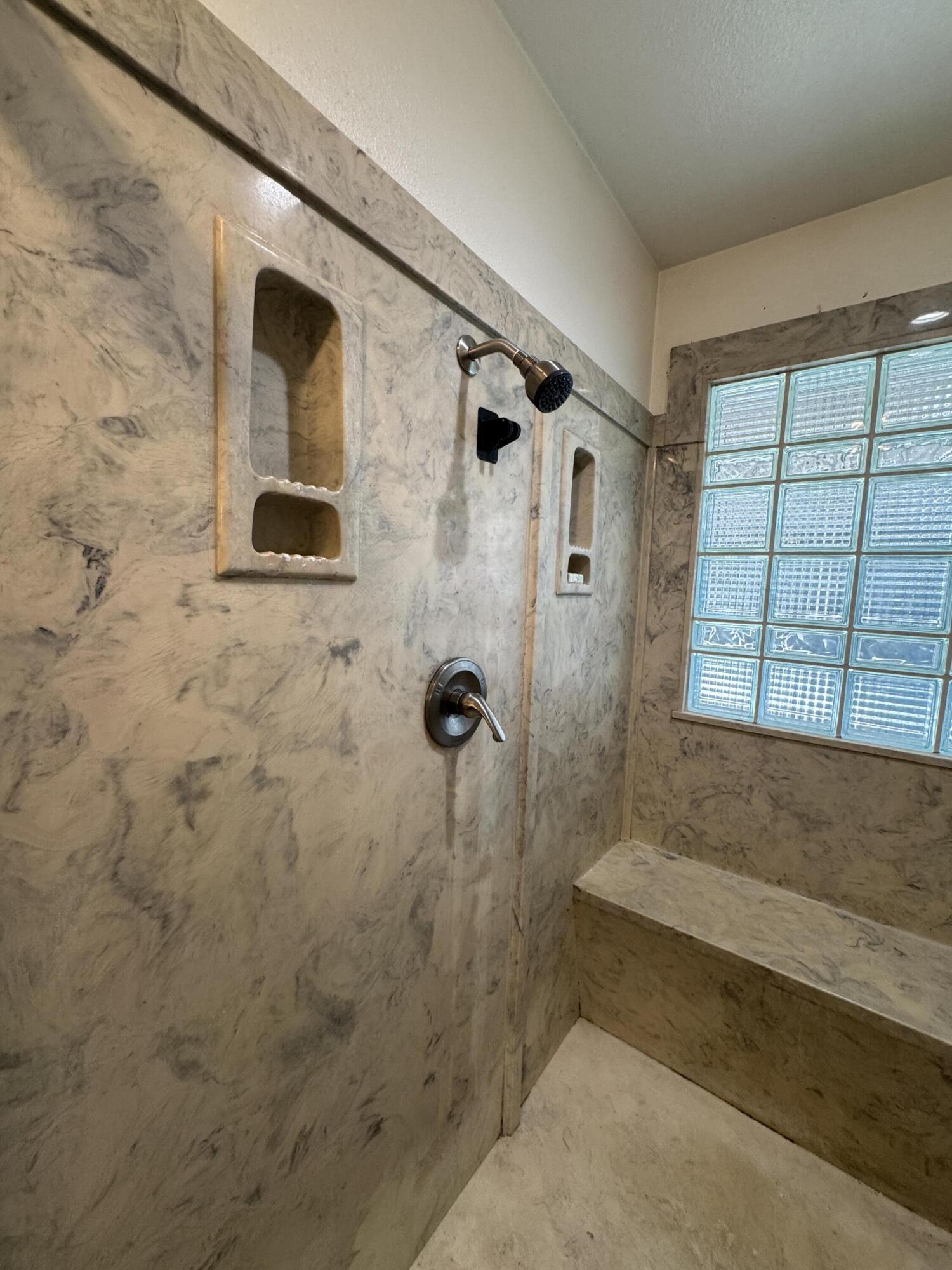 1827 E Evergreen Ct, Visalia, CA 93292