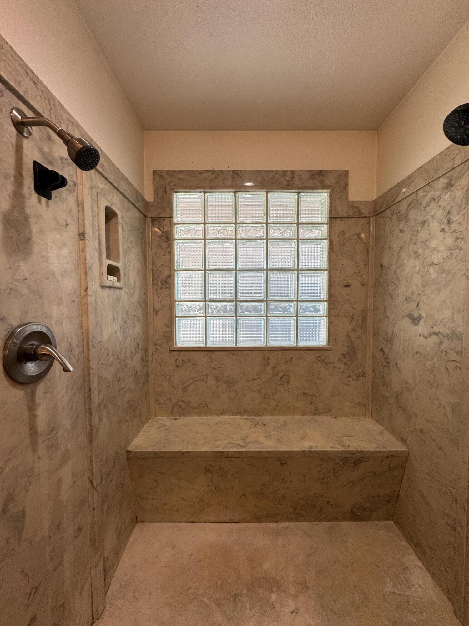 1827 E Evergreen Ct, Visalia, CA 93292