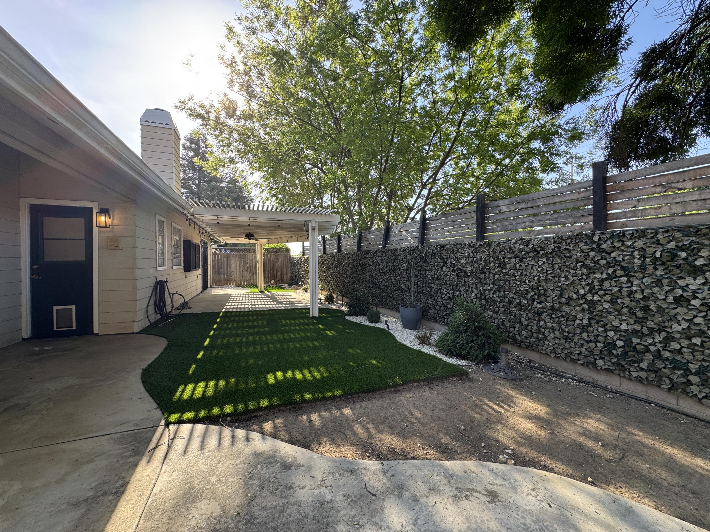 1827 E Evergreen Ct, Visalia, CA 93292