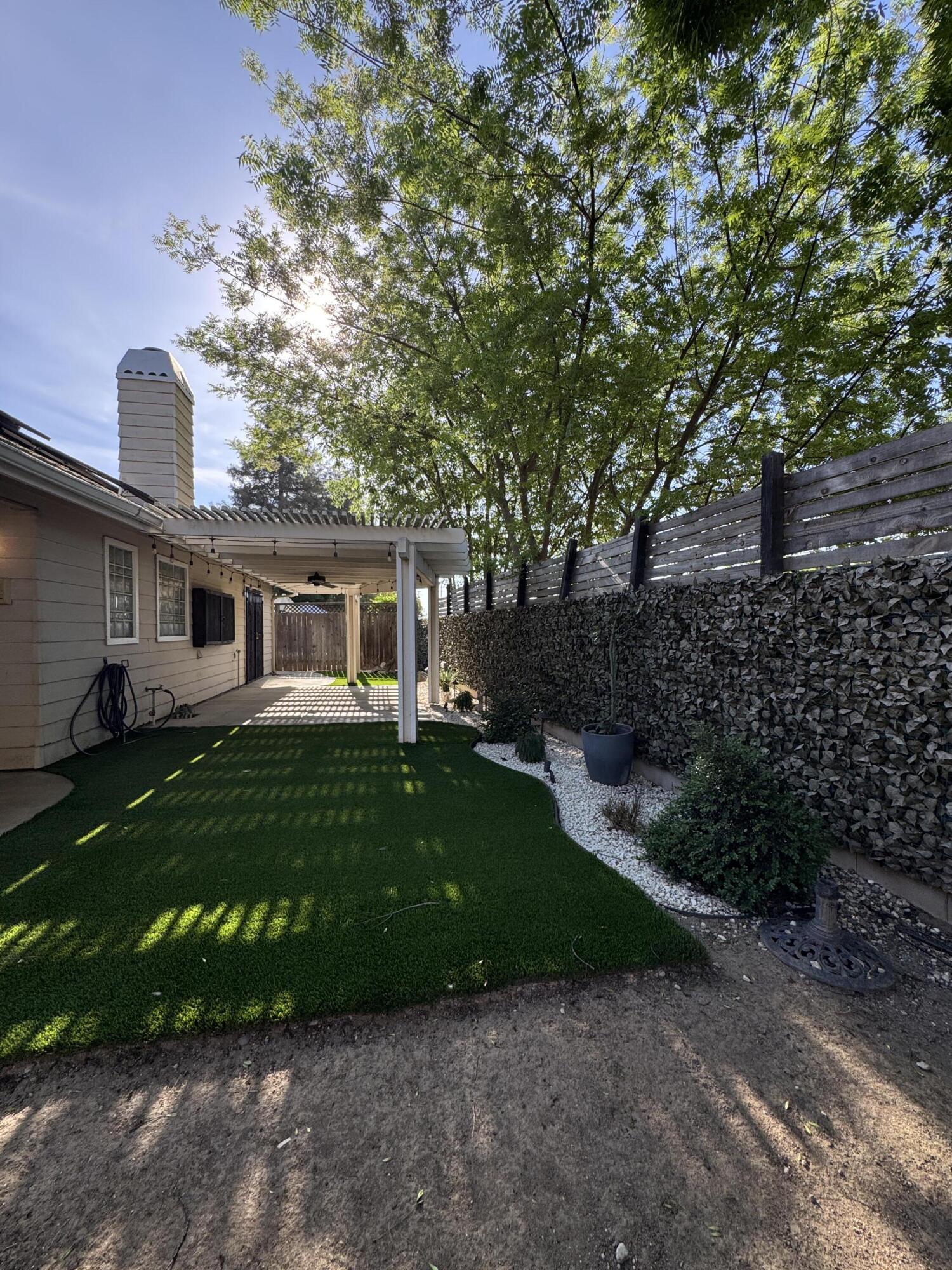 1827 E Evergreen Ct, Visalia, CA 93292