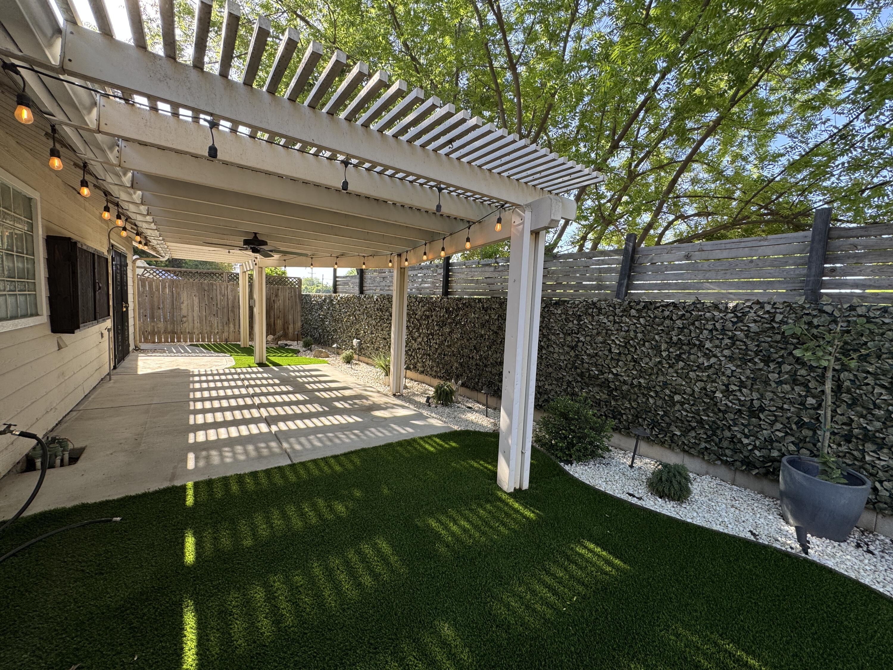 1827 E Evergreen Ct, Visalia, CA 93292