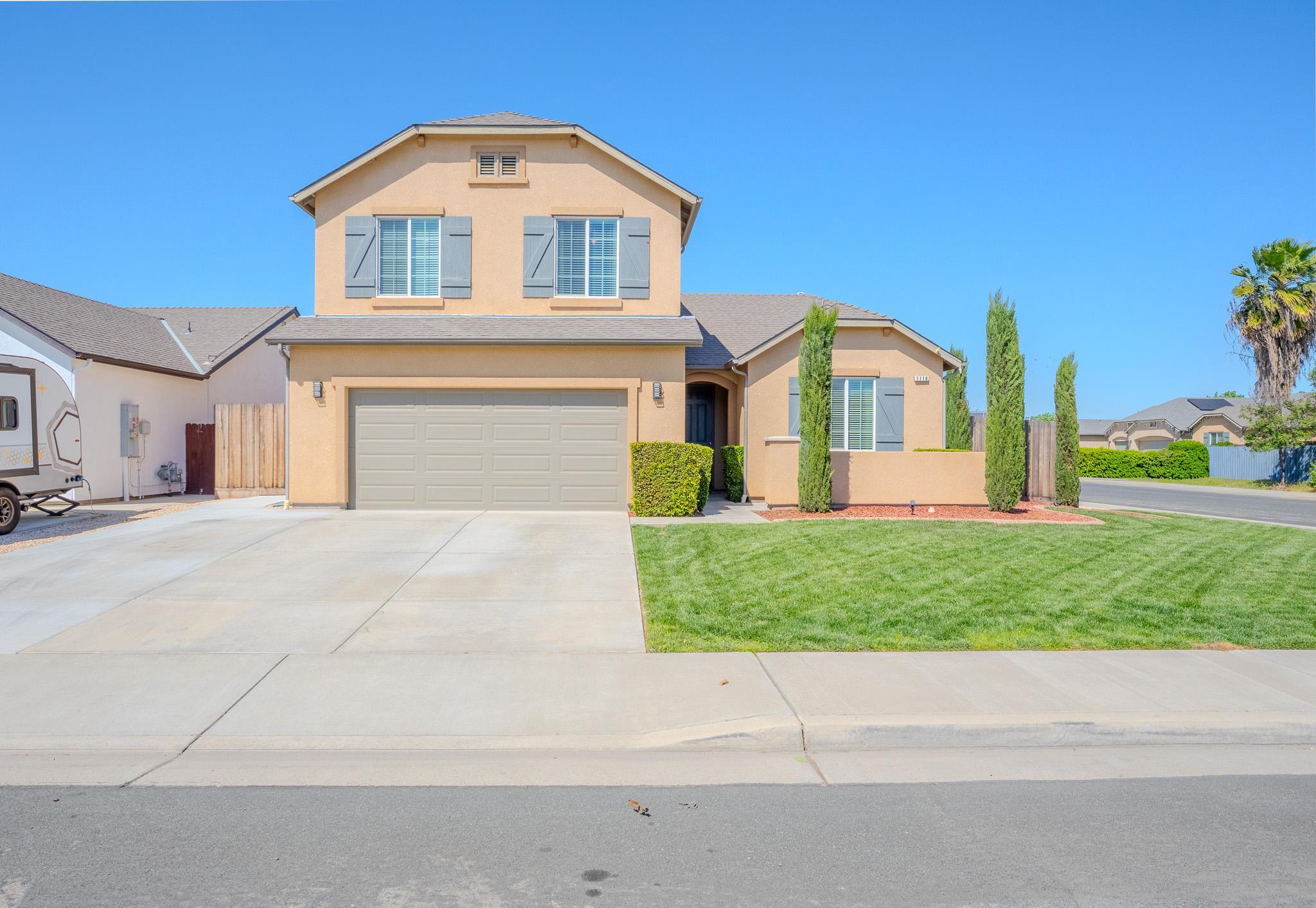 1116 W Muir Way, Hanford, CA 93230