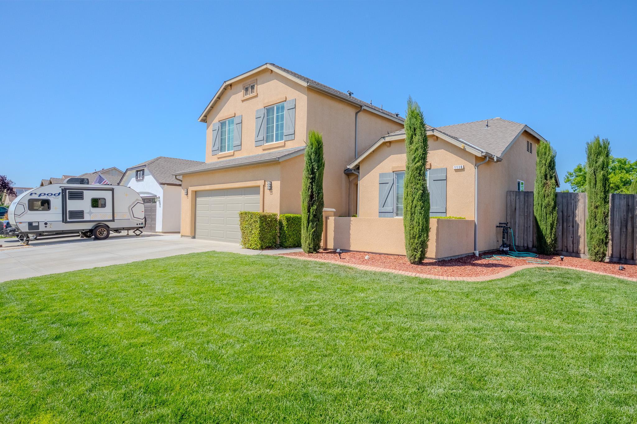 1116 W Muir Way, Hanford, CA 93230