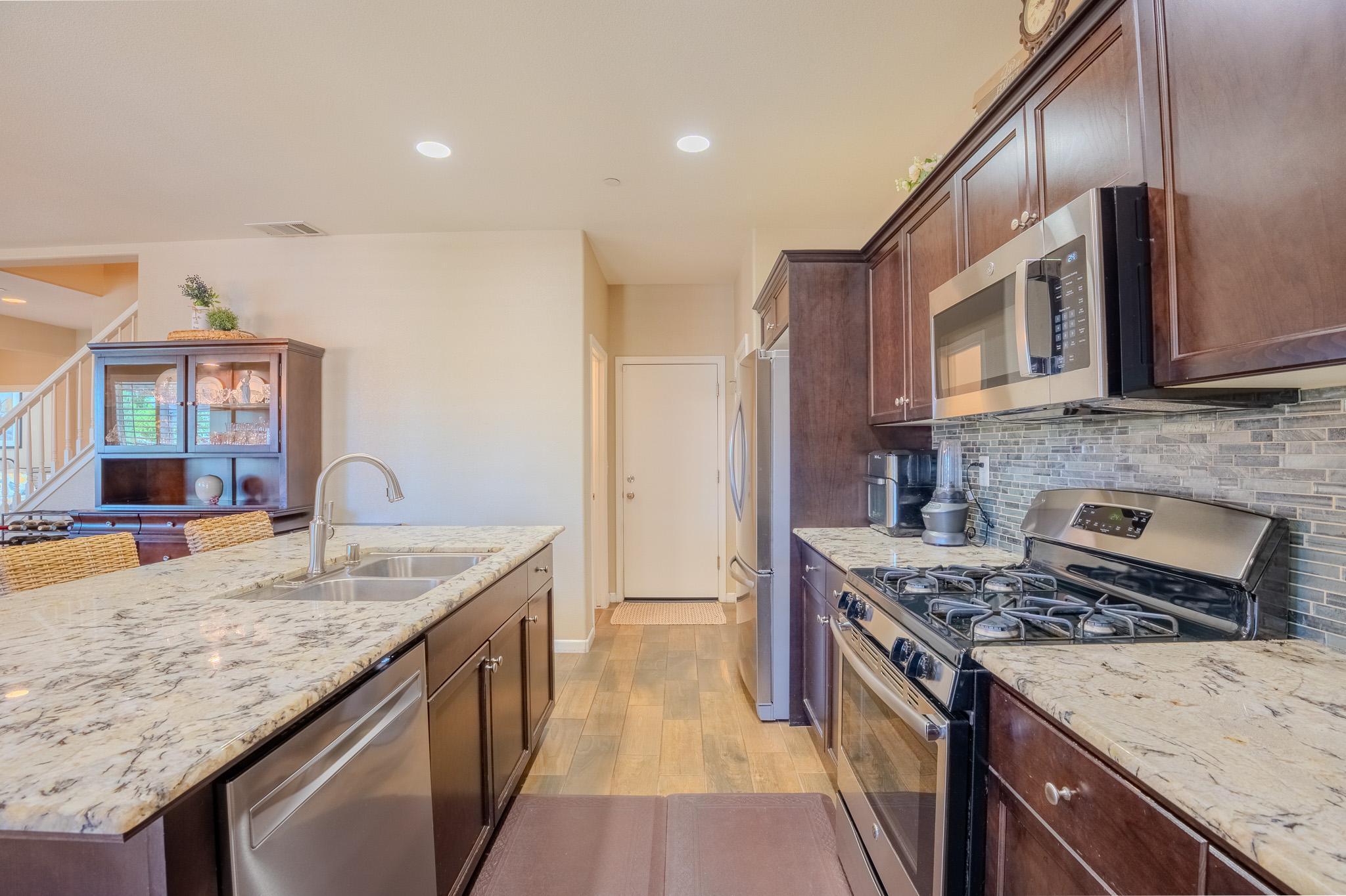 1116 W Muir Way, Hanford, CA 93230