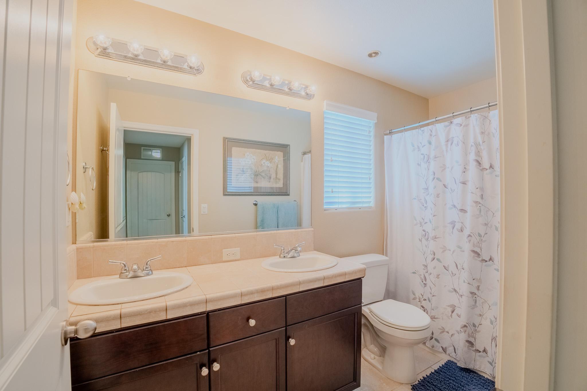 1116 W Muir Way, Hanford, CA 93230