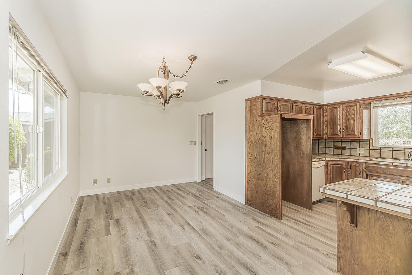 862 N Bates Ave, Dinuba, CA 93618