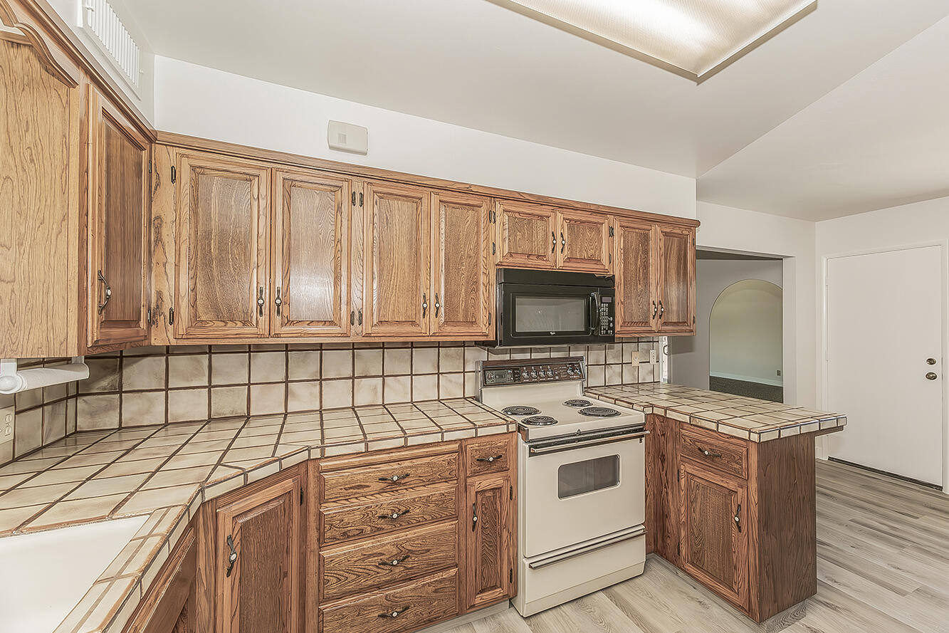 862 N Bates Ave, Dinuba, CA 93618