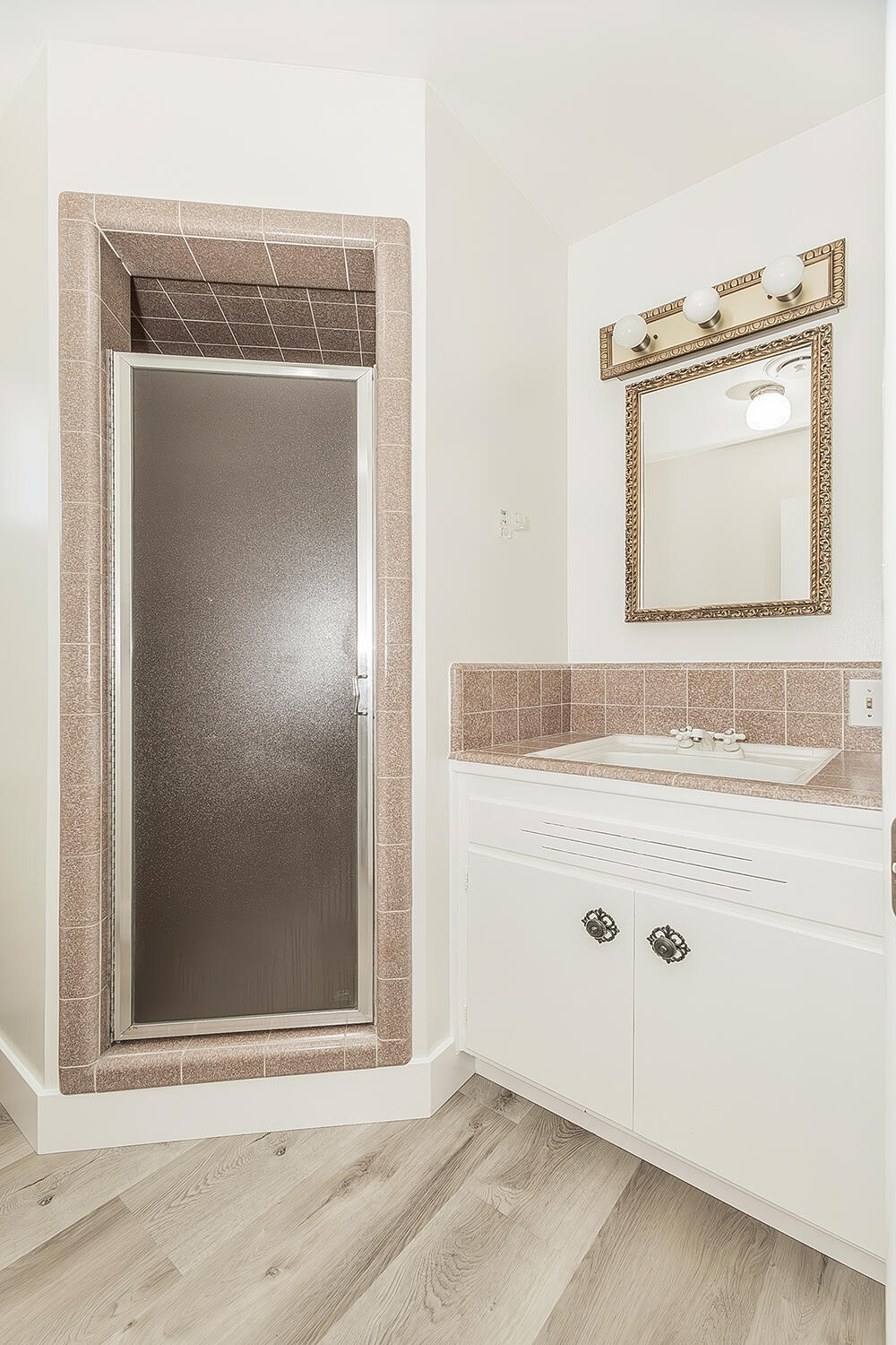 862 N Bates Ave, Dinuba, CA 93618