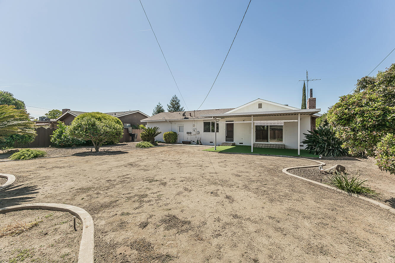 862 N Bates Ave, Dinuba, CA 93618