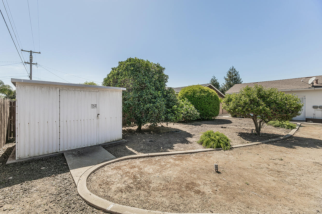 862 N Bates Ave, Dinuba, CA 93618
