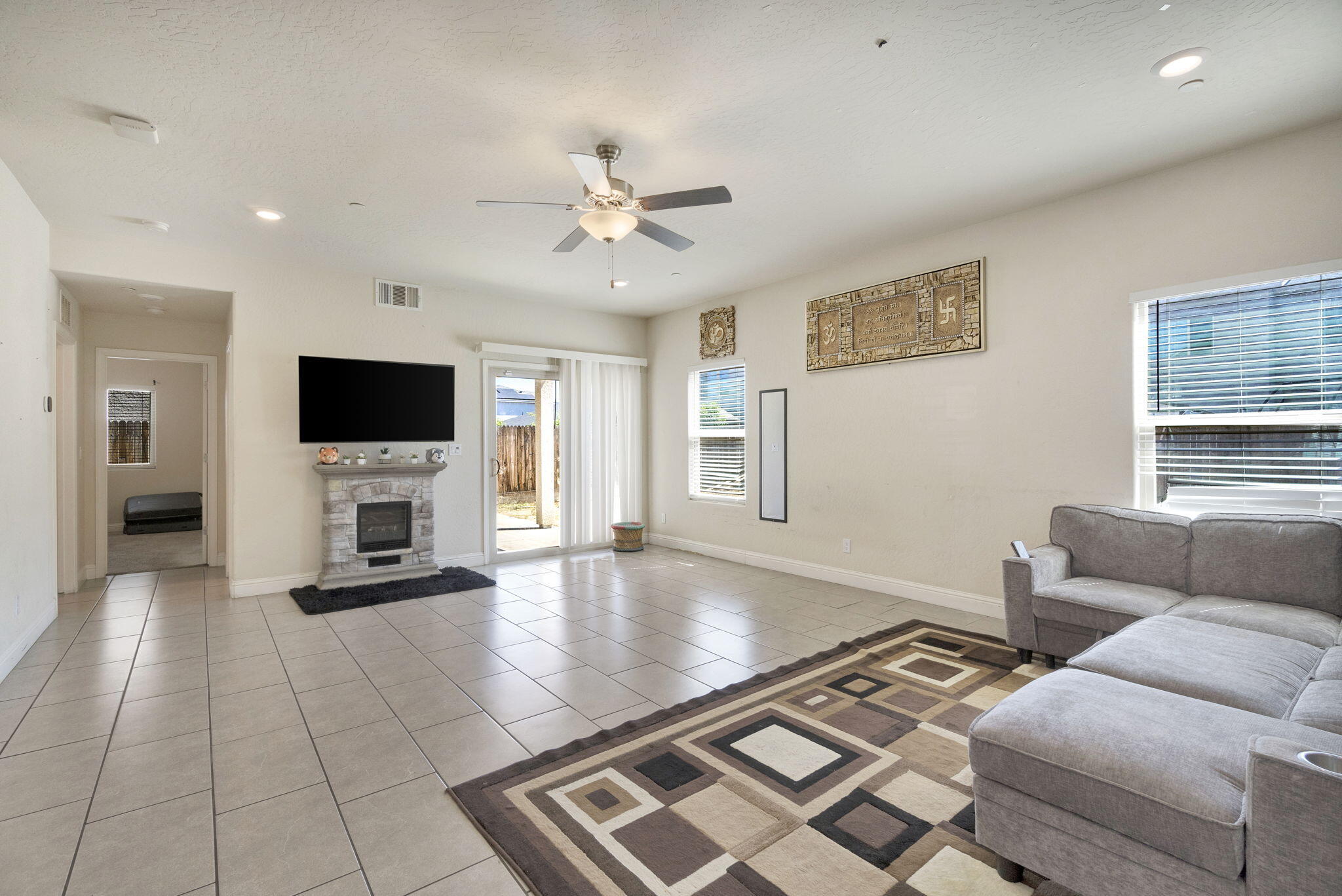 5952 E Truman Ave, Fresno, CA 93727