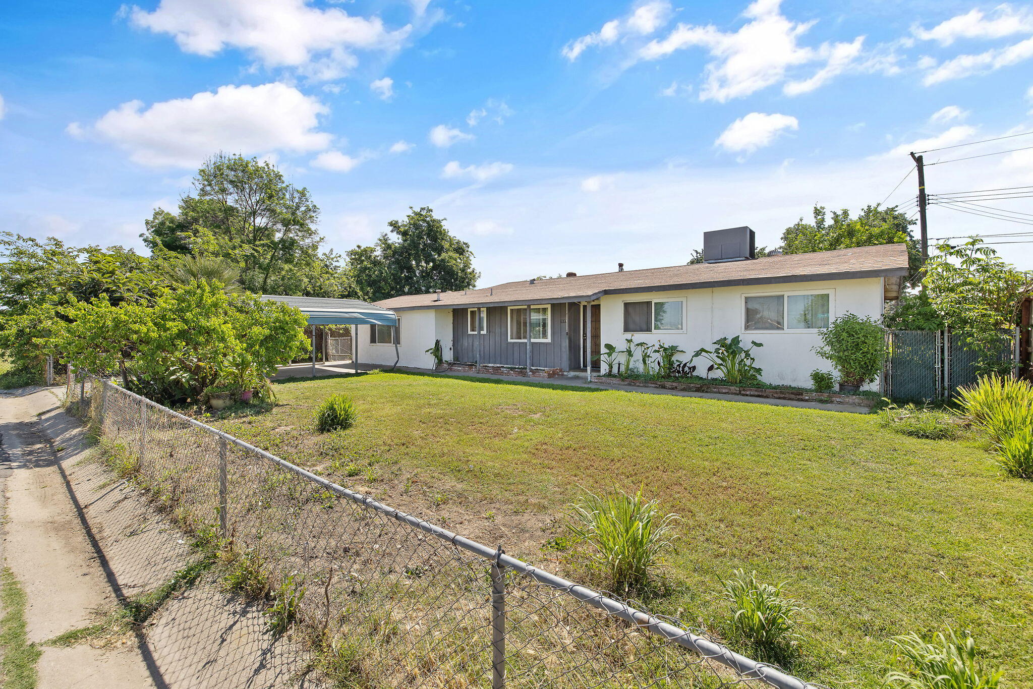 1117 W Wren Ave, Visalia, CA 93291