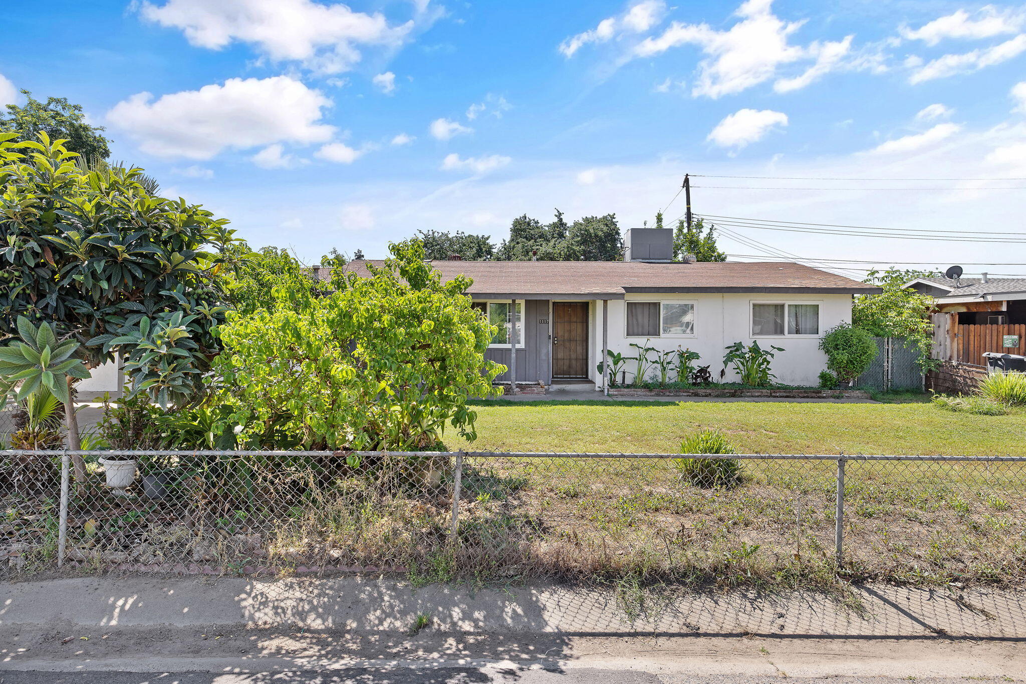 1117 W Wren Ave, Visalia, CA 93291
