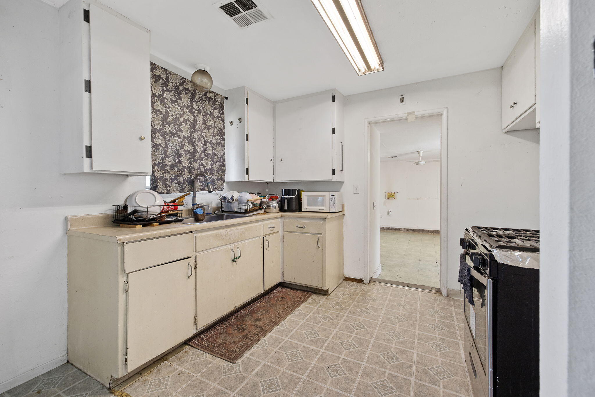 1117 W Wren Ave, Visalia, CA 93291