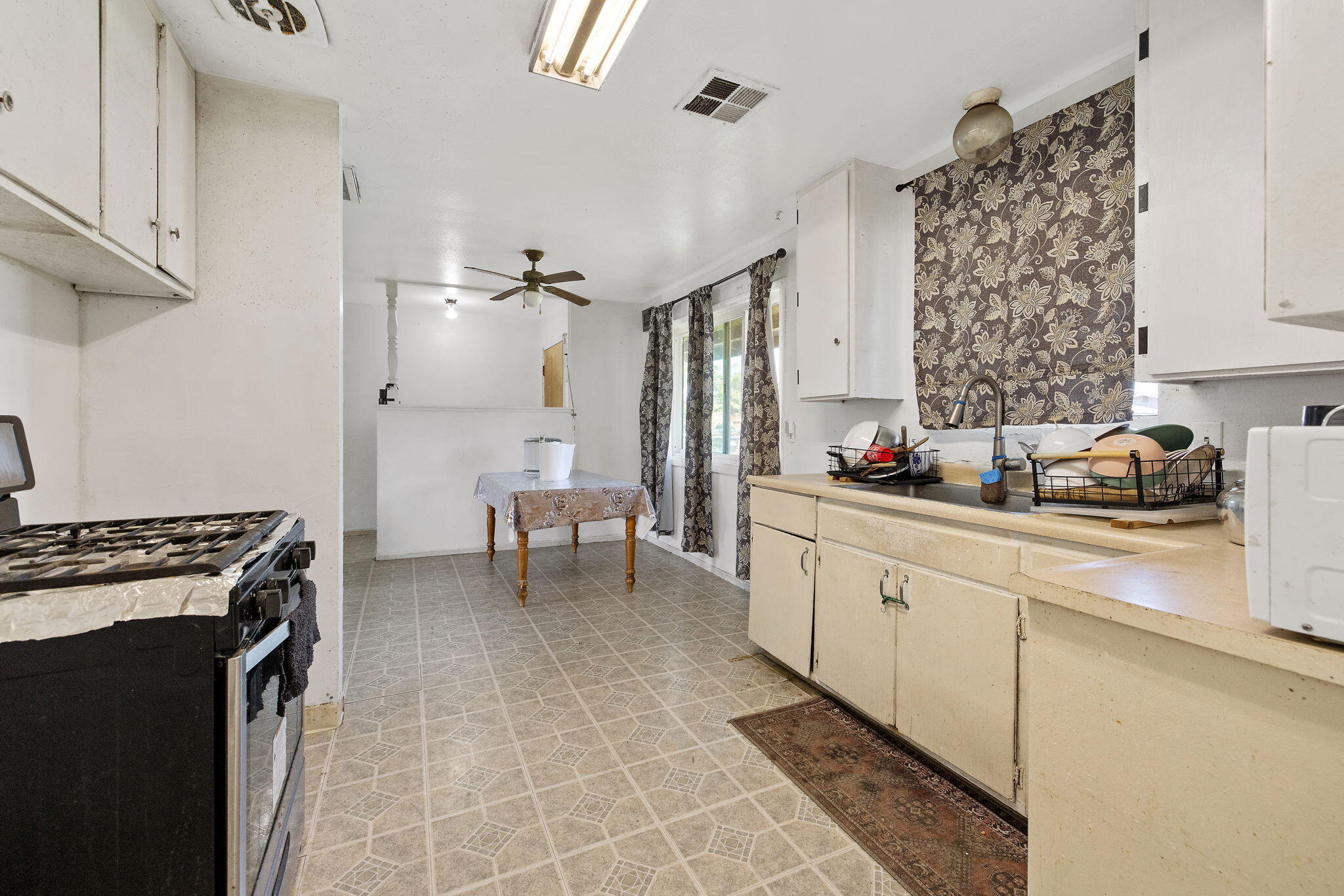 1117 W Wren Ave, Visalia, CA 93291