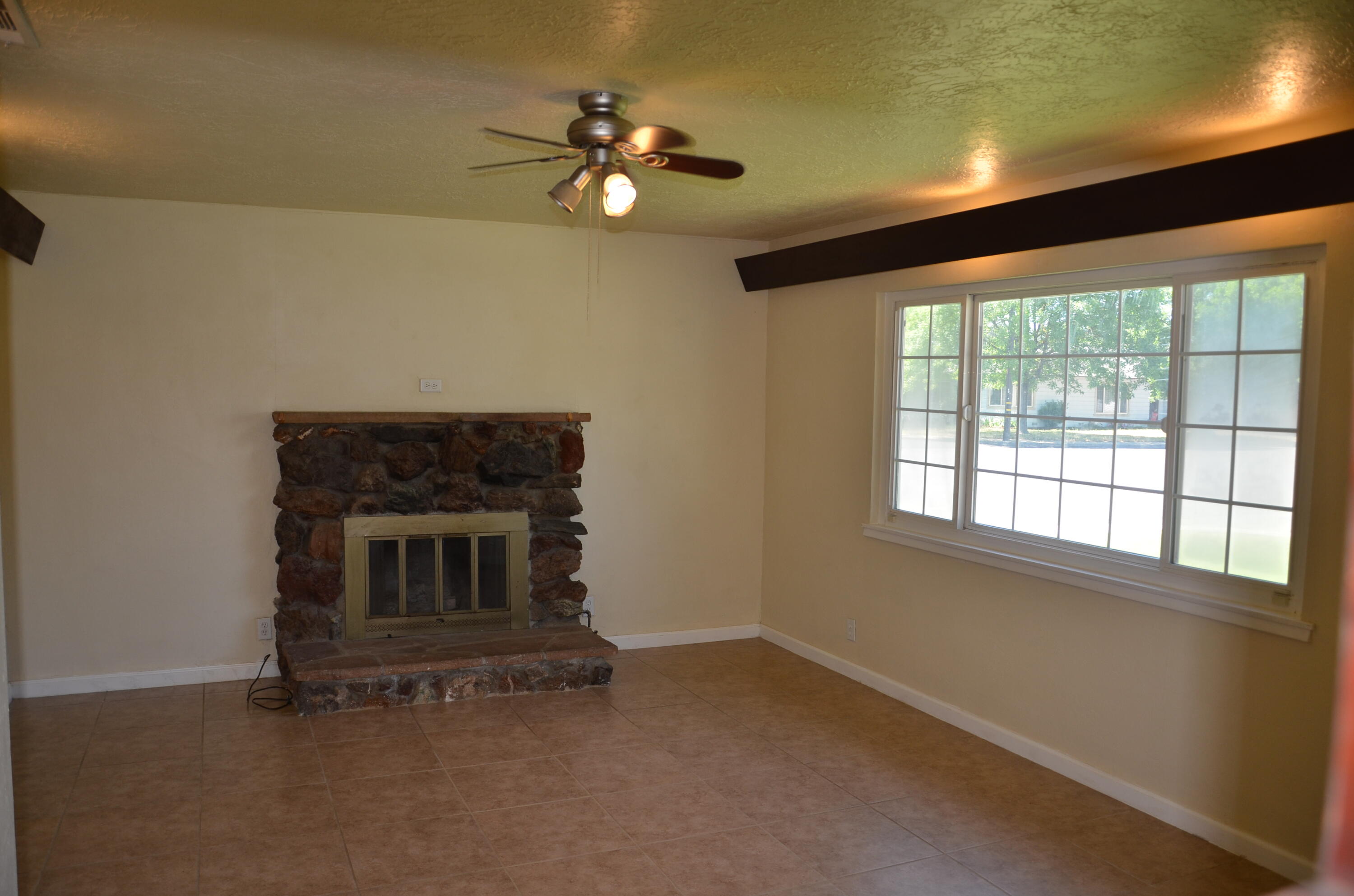 320 Byron Ct, Lemoore, CA 93245