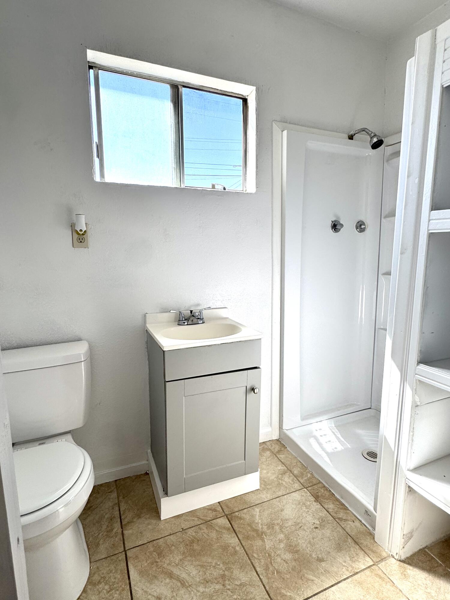 605 N NW F St, Tulare, CA 93274