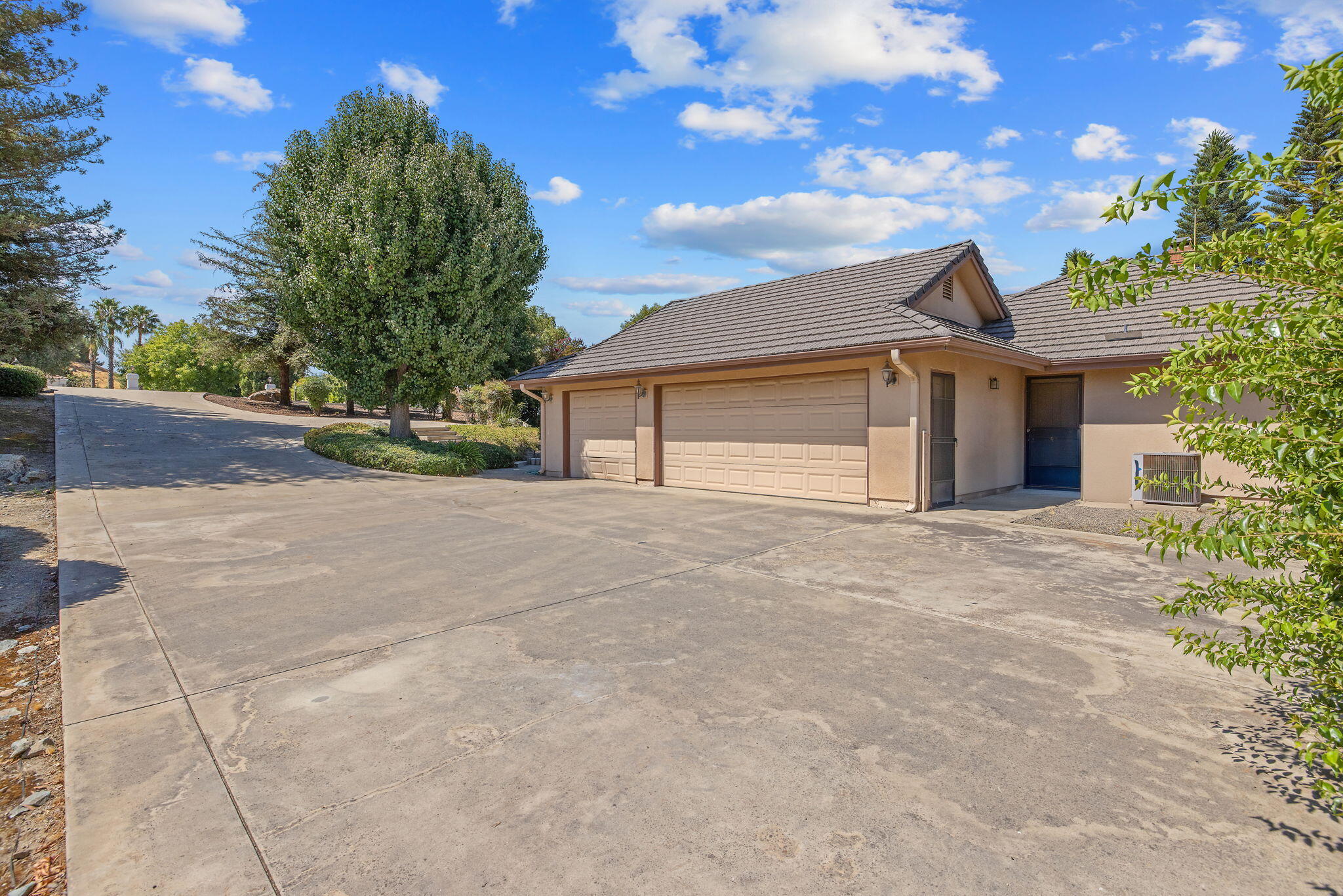 315 Valley View Dr, Exeter, CA 93221